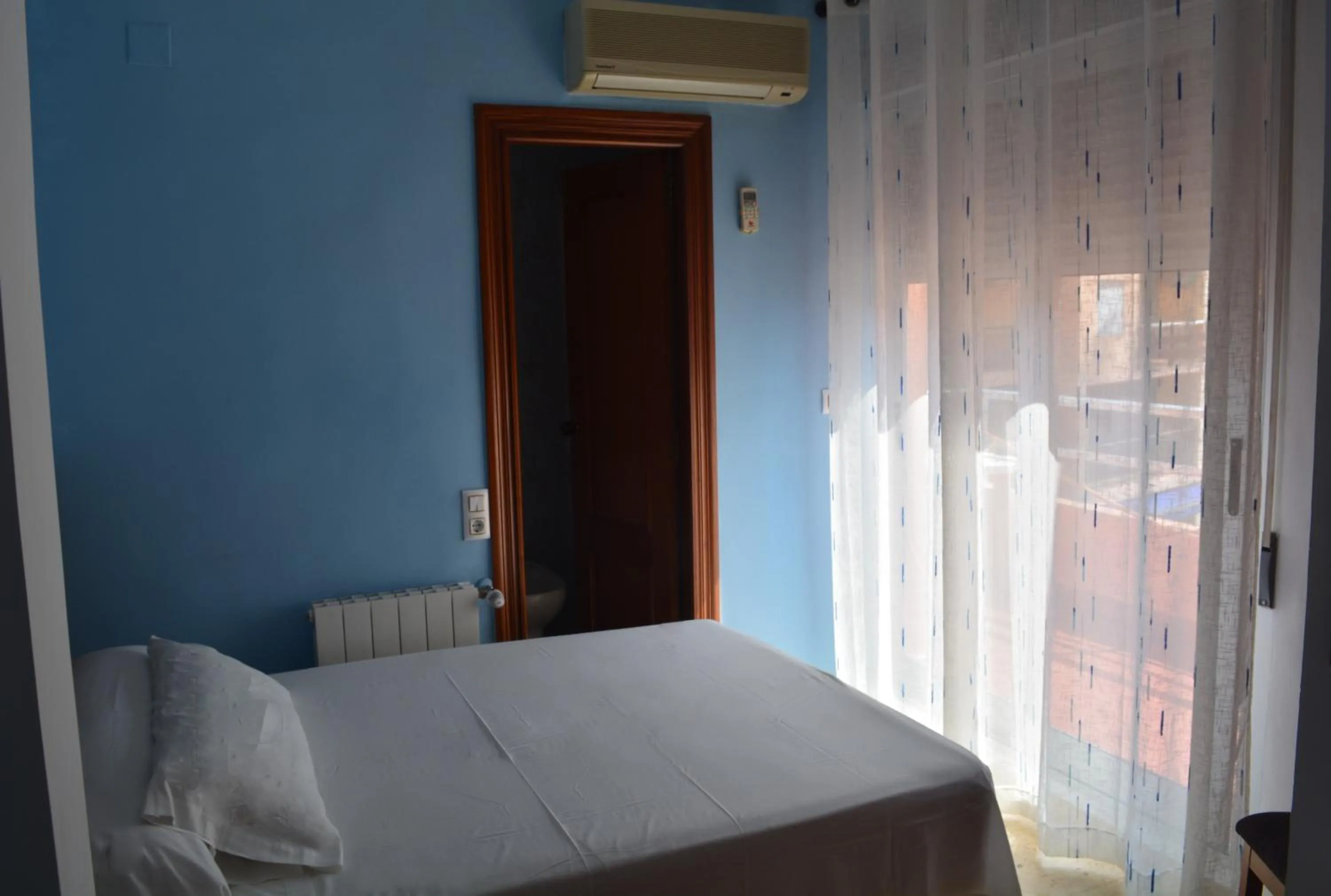 Balcony/Terrace, Bed in Hotel L'Escala