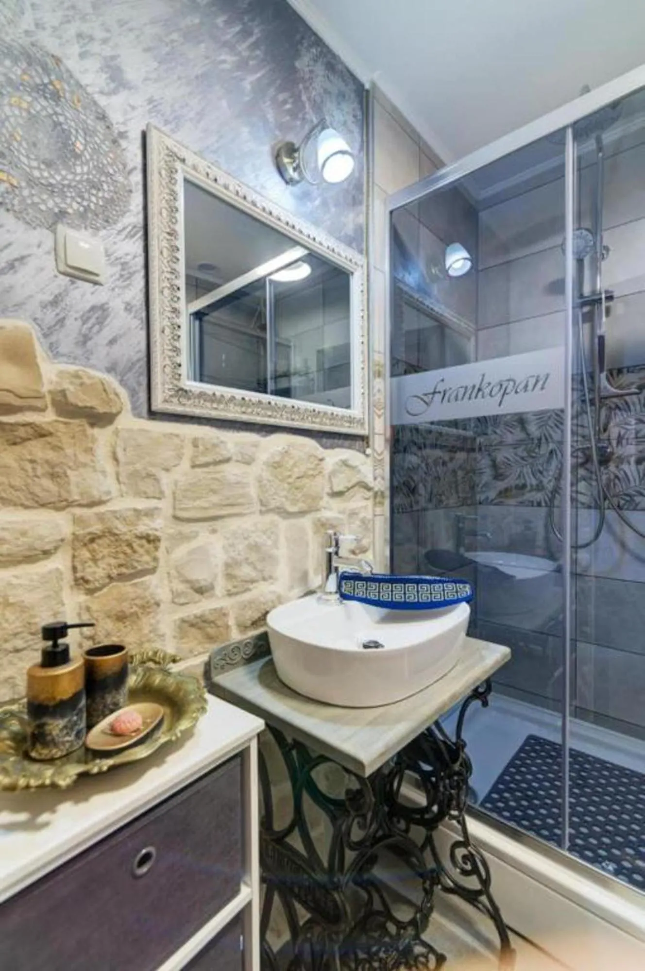 Shower in City Apartments & Studio App Frankopan