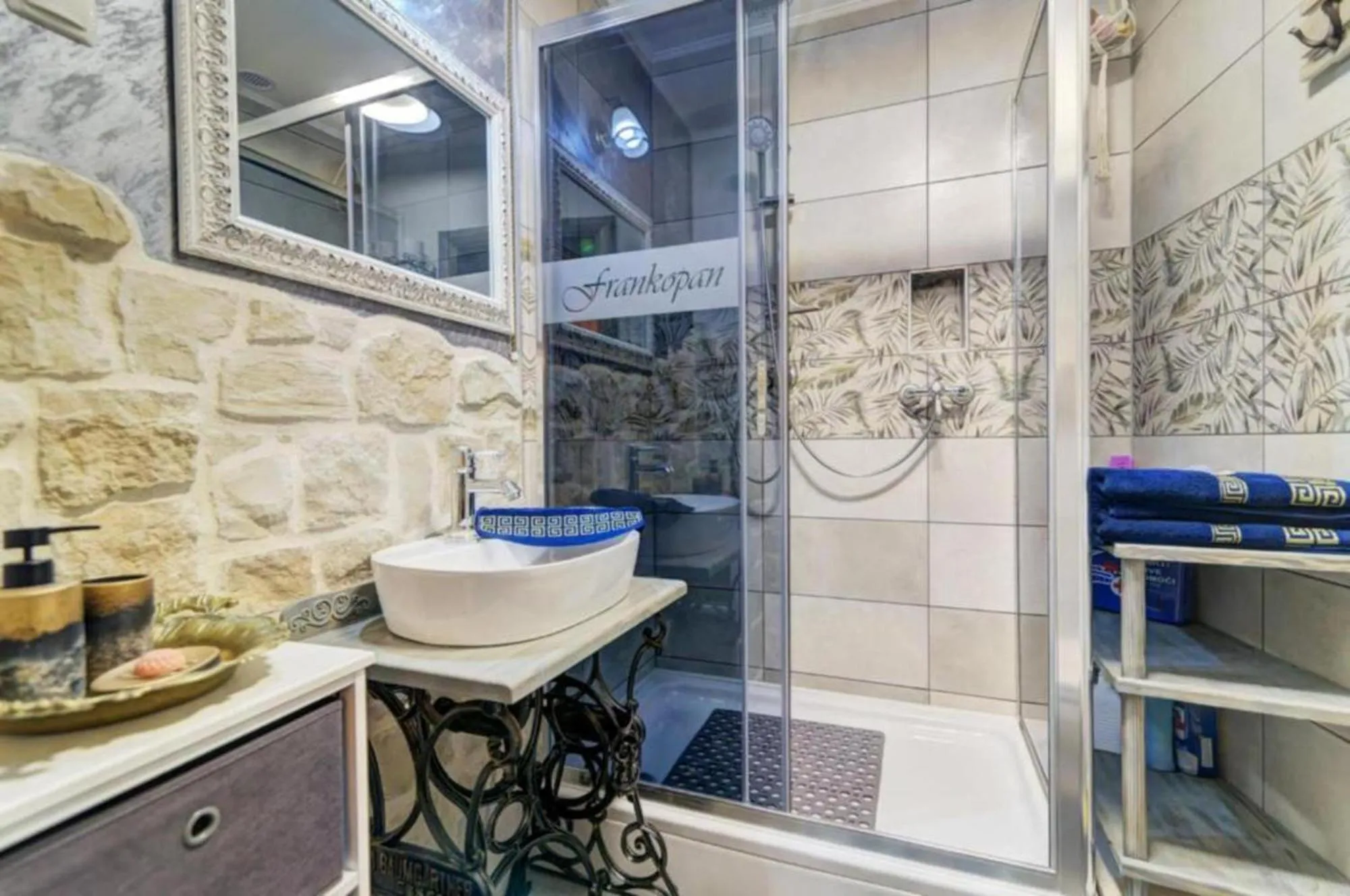 Shower in City Apartments & Studio App Frankopan