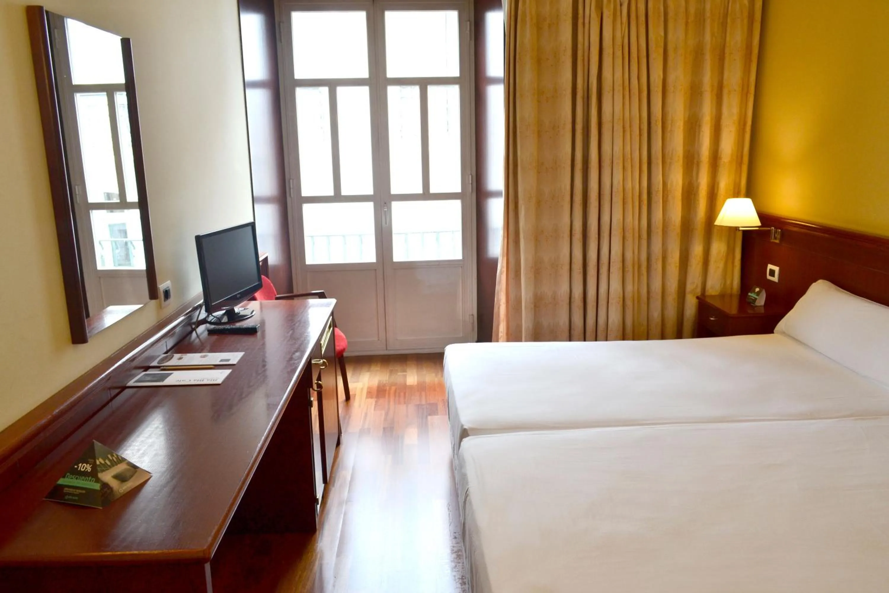 Bedroom, Bed in Hotel Alda El Suizo