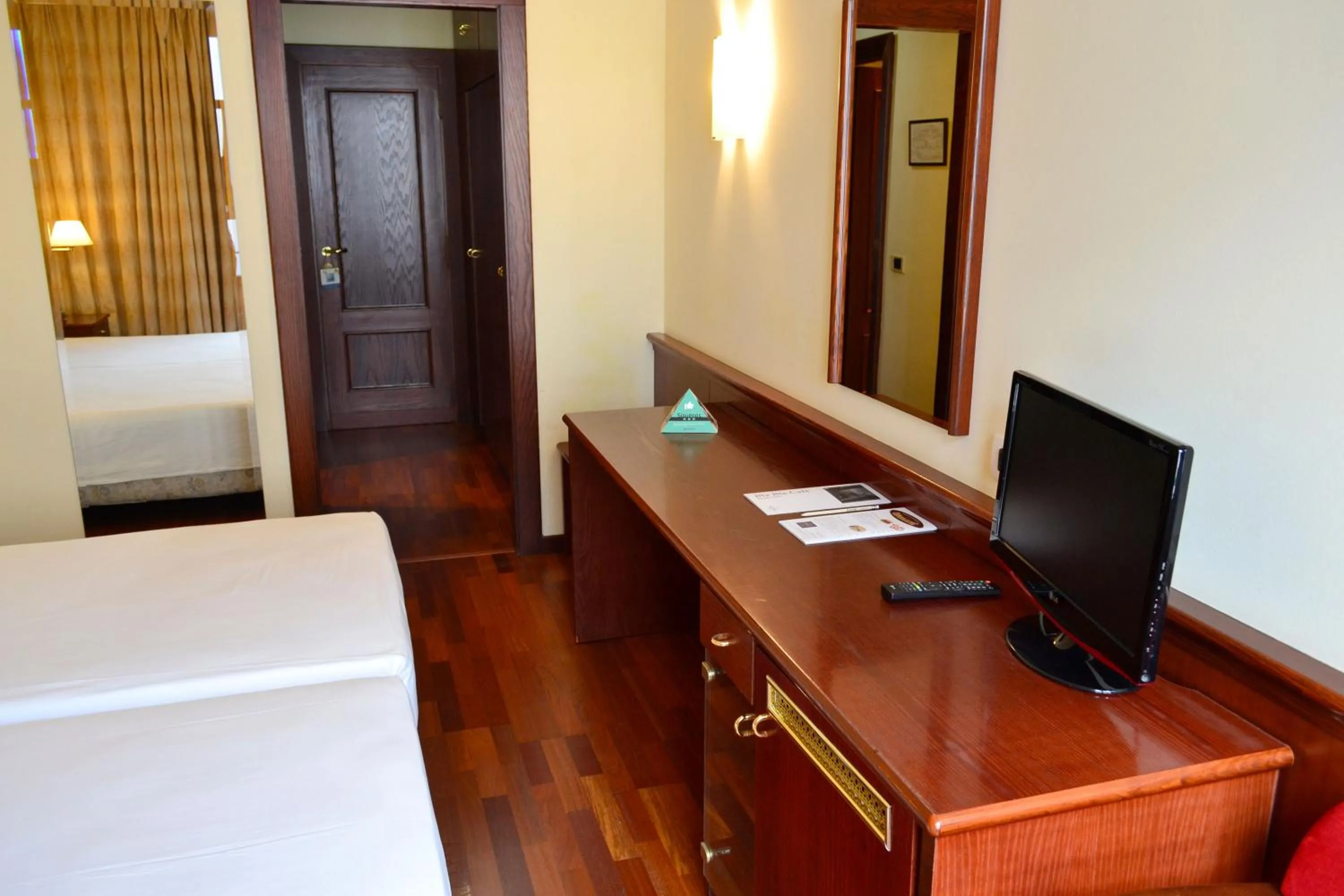 Photo of the whole room, Bed in Hotel Alda El Suizo