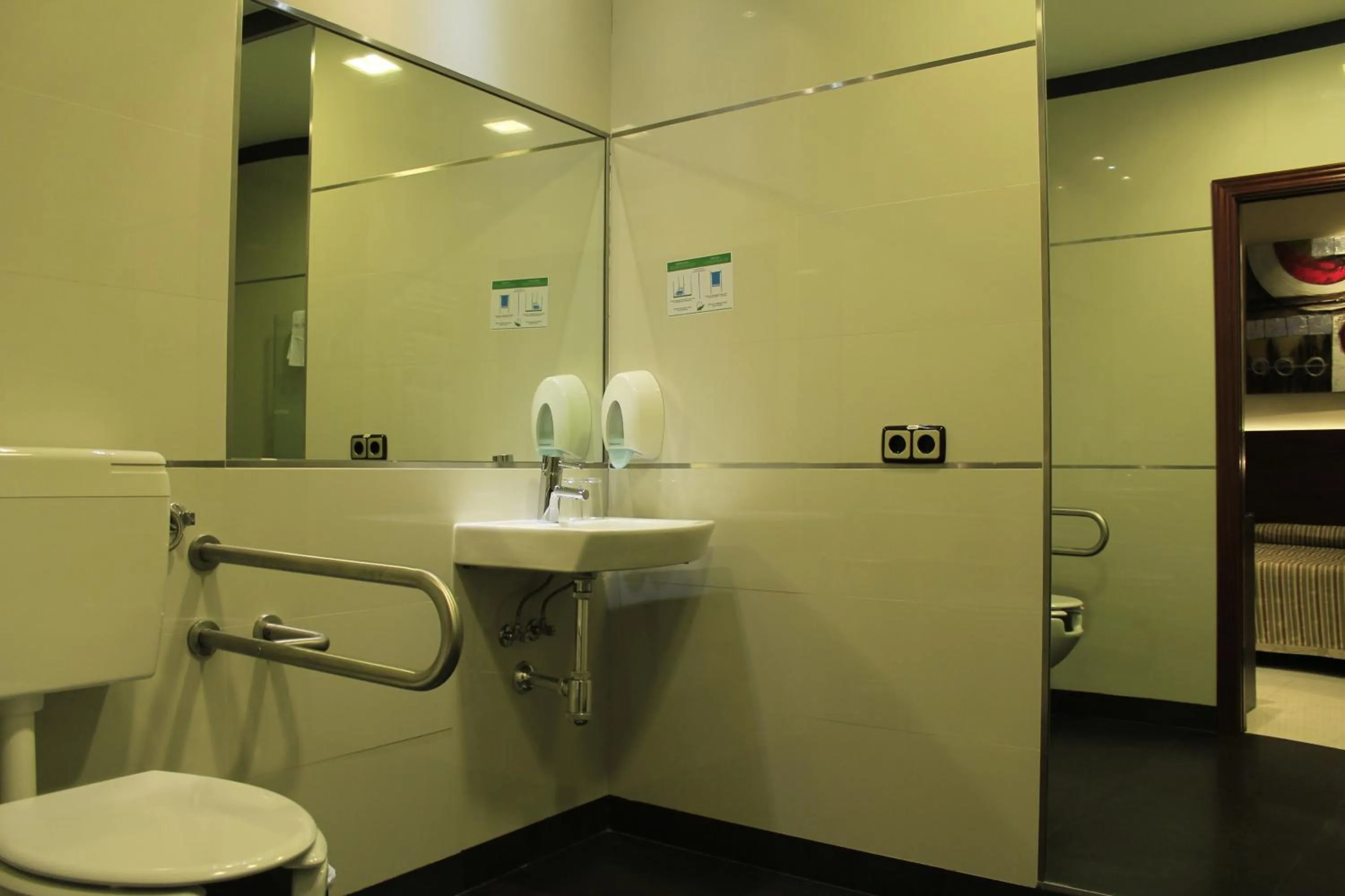 Bathroom in Hostal Atocha Almudena Martín