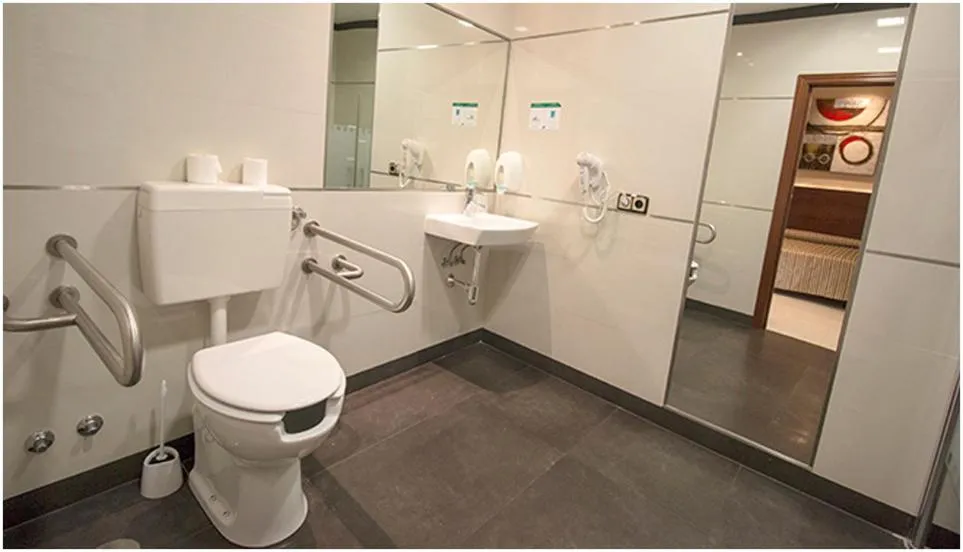 Bathroom in Hostal Atocha Almudena Martín