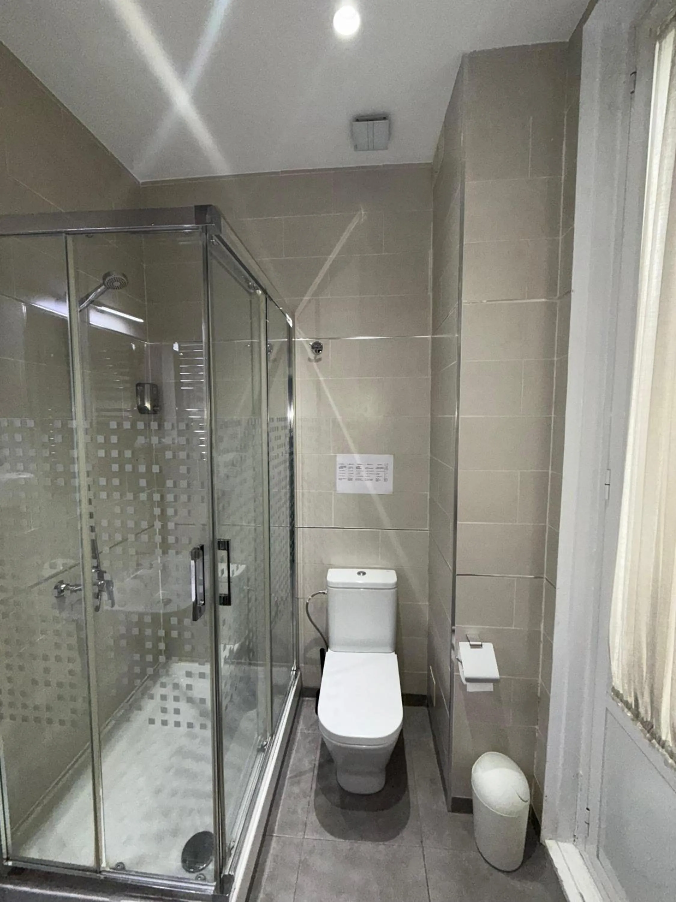 Shower in Hostal Atocha Almudena Martín