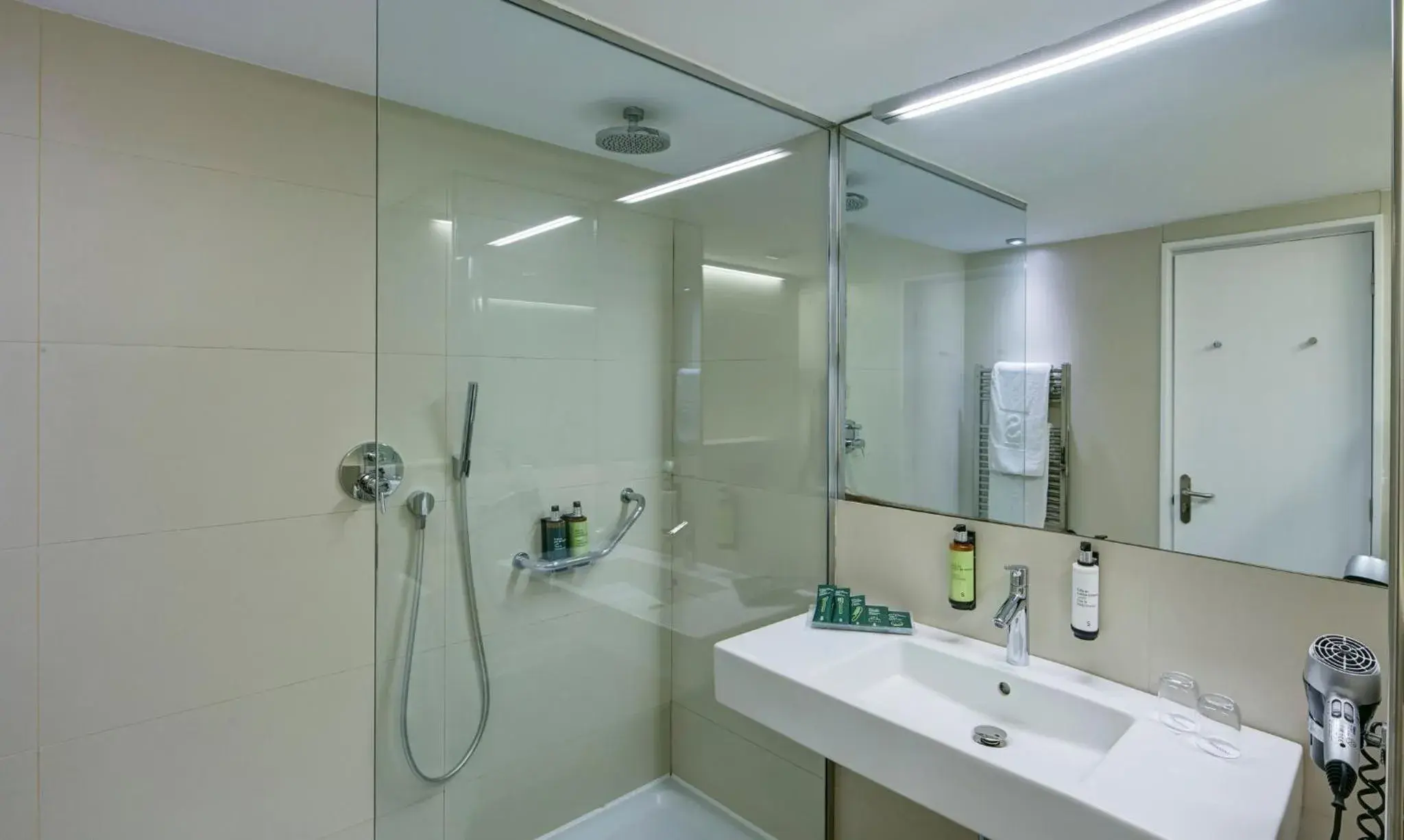 Photo of the whole room in Sercotel Hotel Rosellon Photo of the whole room in Sercotel Hotel Rosellon