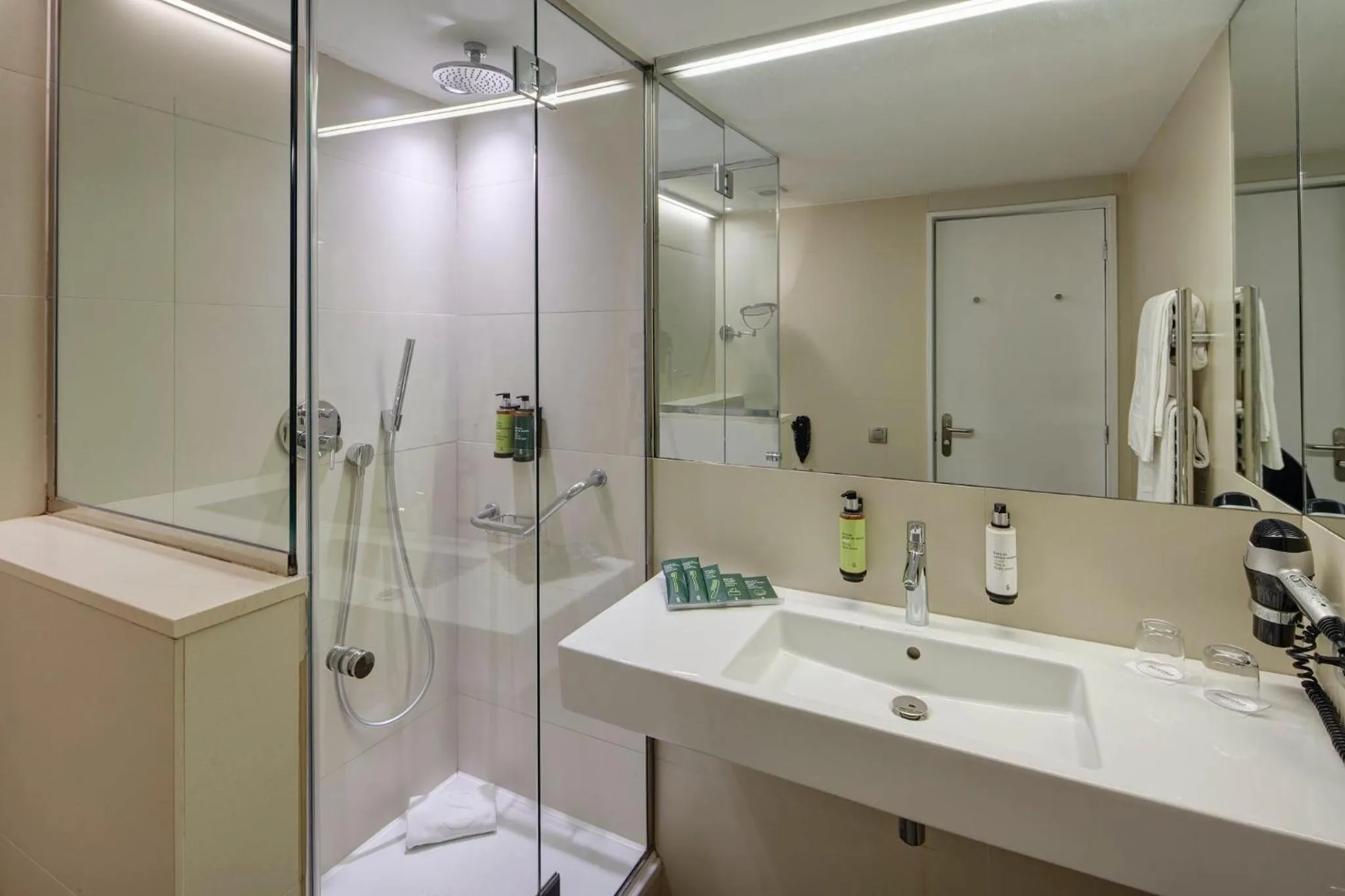 Photo of the whole room in Sercotel Hotel Rosellon