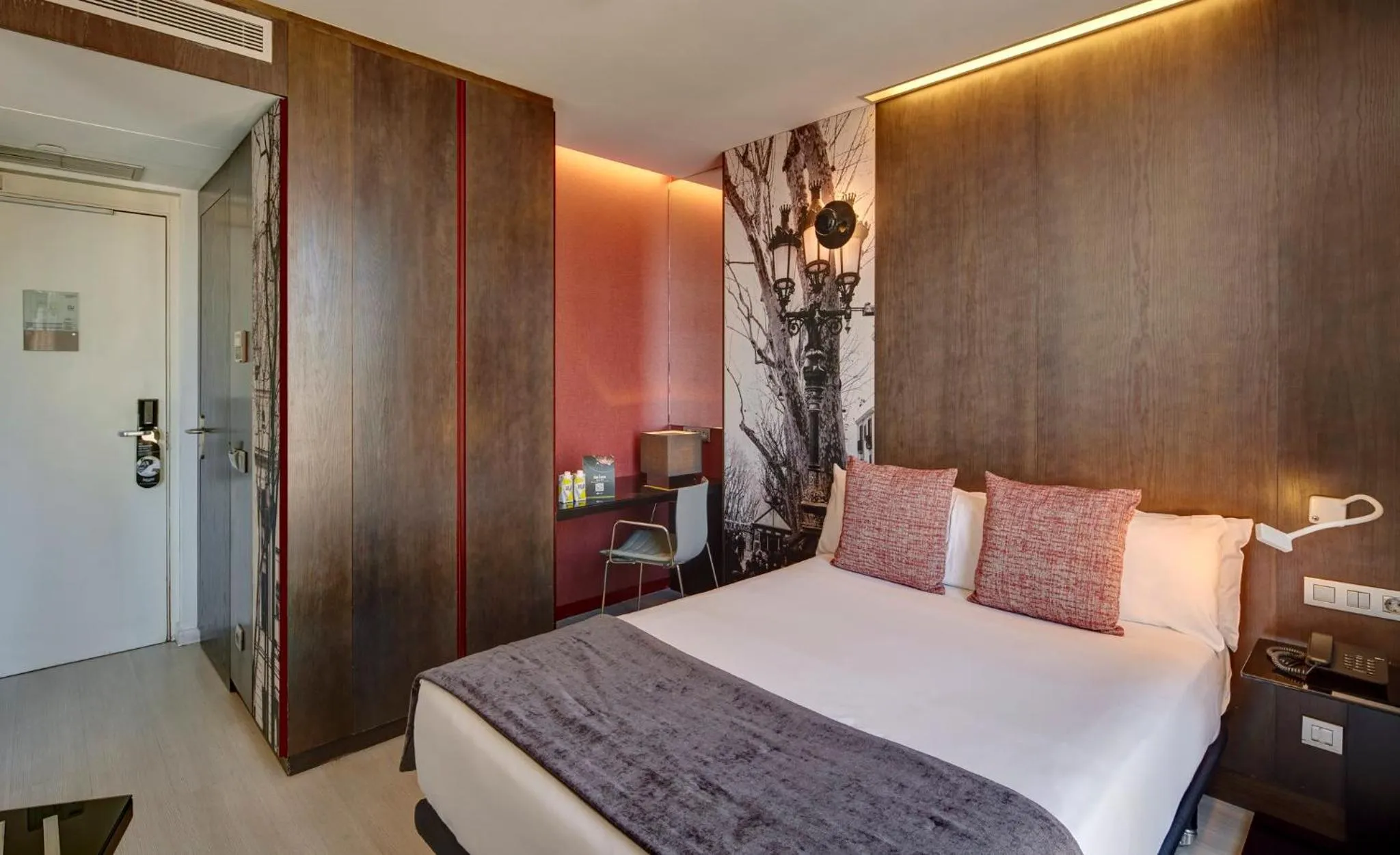 Photo of the whole room, Bed in Sercotel Hotel Rosellon