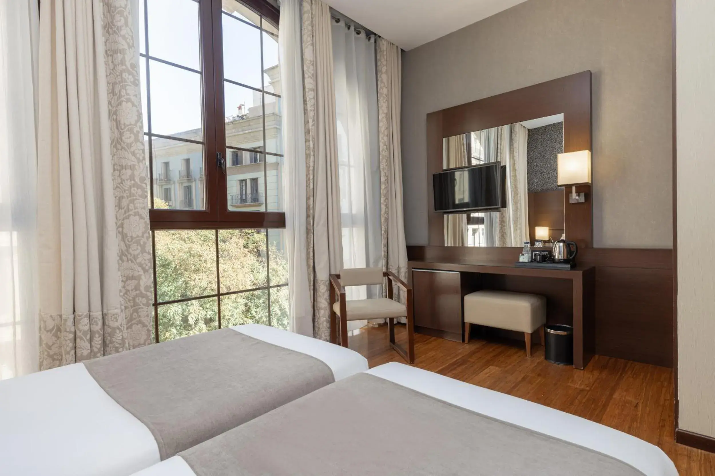 TV and multimedia, Bed in Barcelona Hotel Colonial TV and multimedia, Bed in Barcelona Hotel Colonial