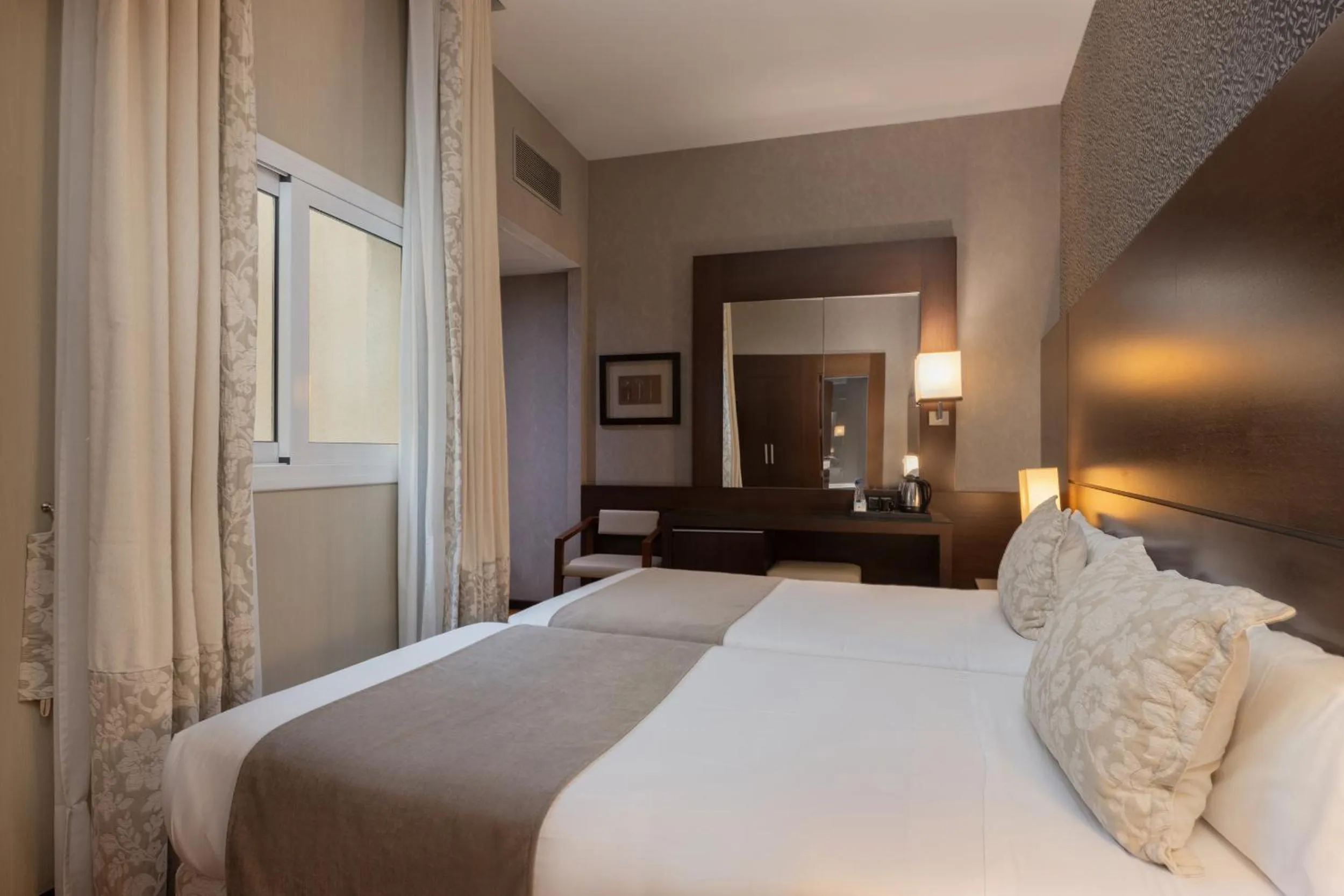 Photo of the whole room, Bed in Barcelona Hotel Colonial