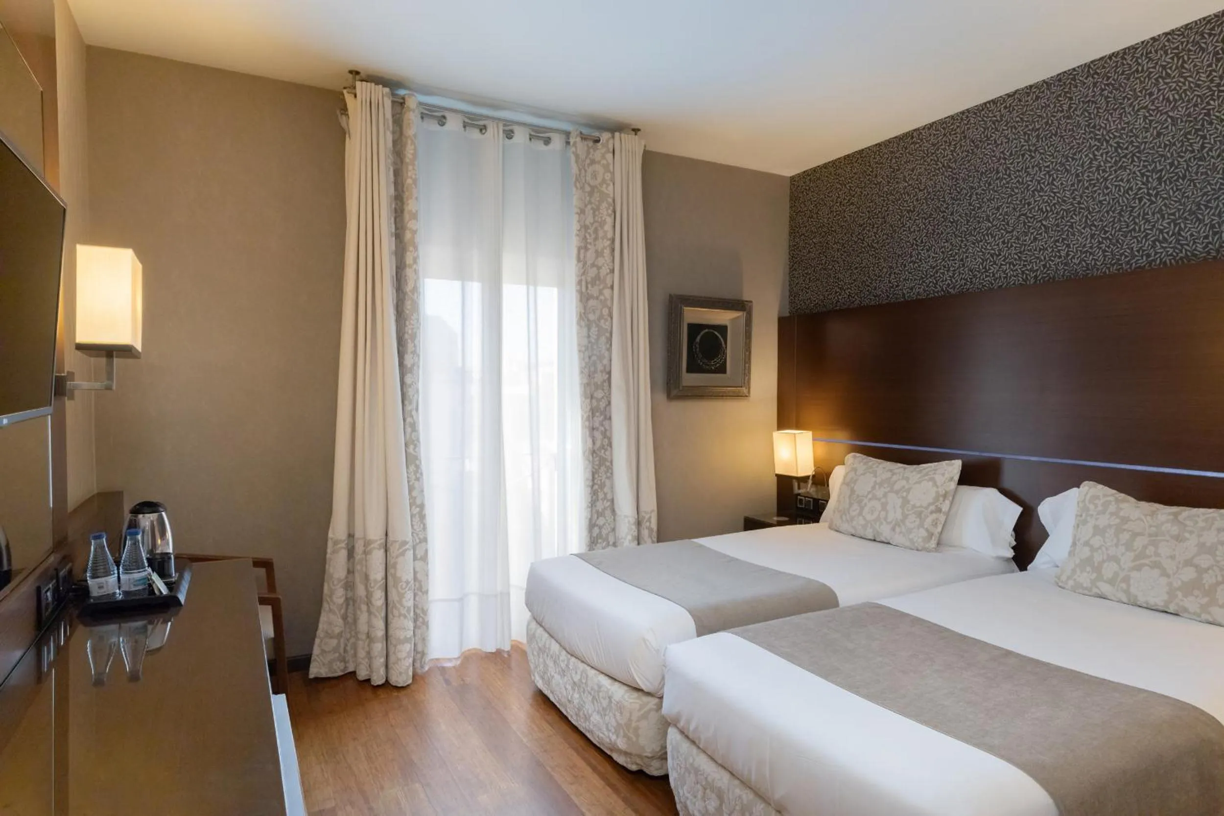 Photo of the whole room, Bed in Barcelona Hotel Colonial