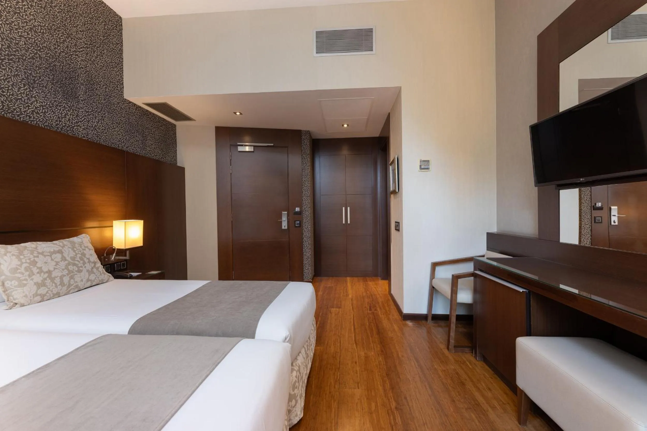 Photo of the whole room, Bed in Barcelona Hotel Colonial