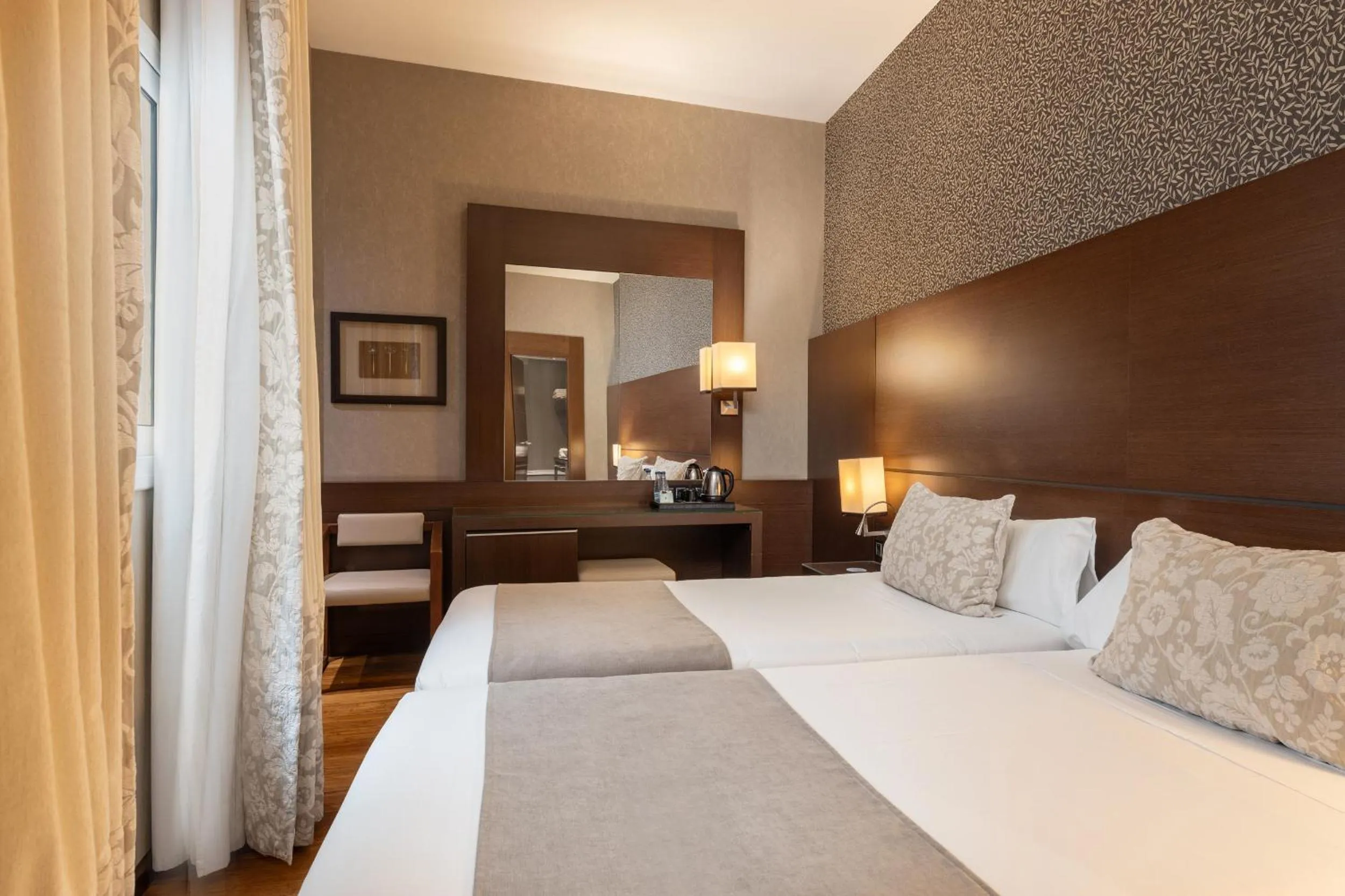 Photo of the whole room, Bed in Barcelona Hotel Colonial