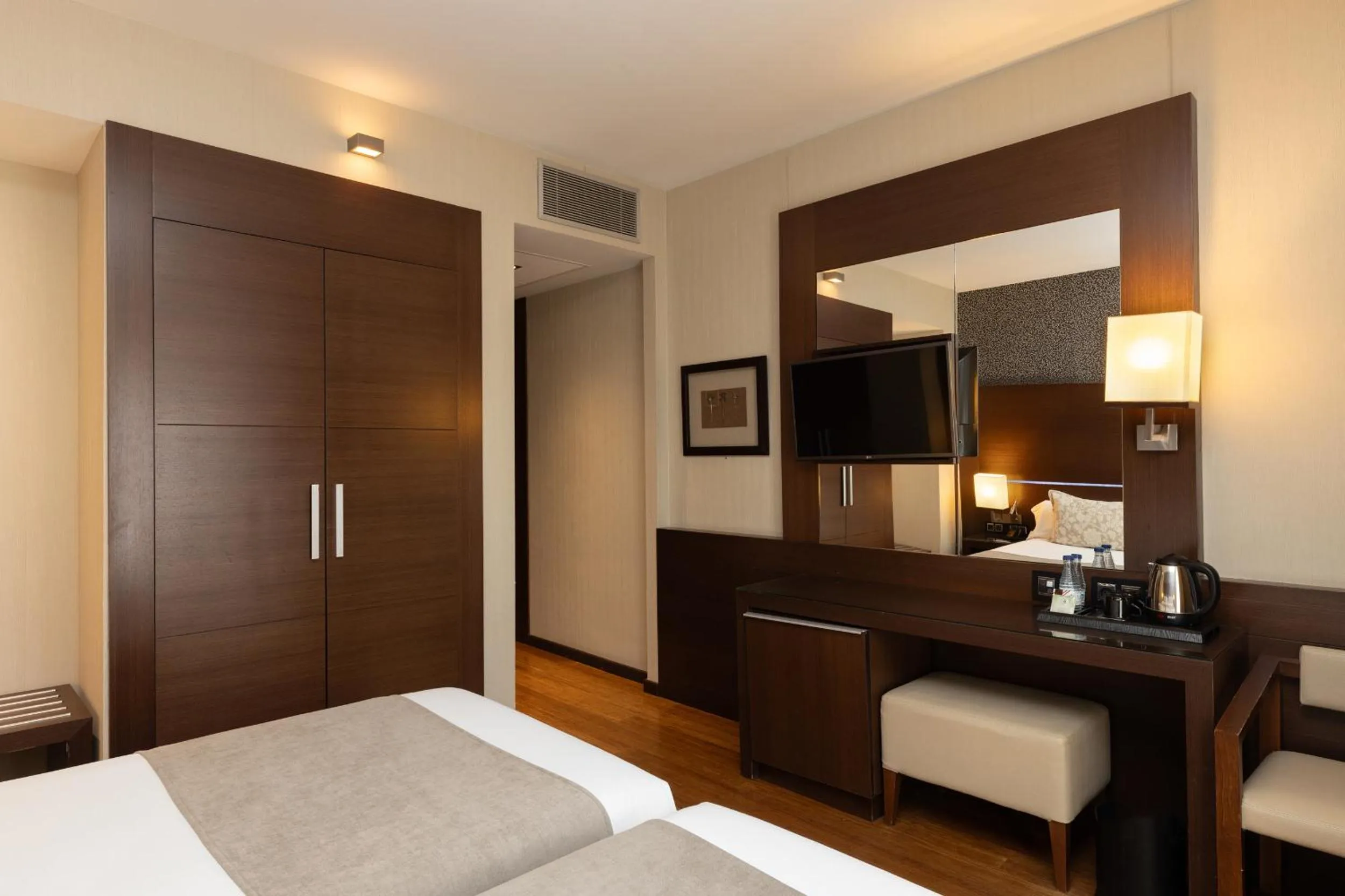 TV and multimedia, Bed in Barcelona Hotel Colonial