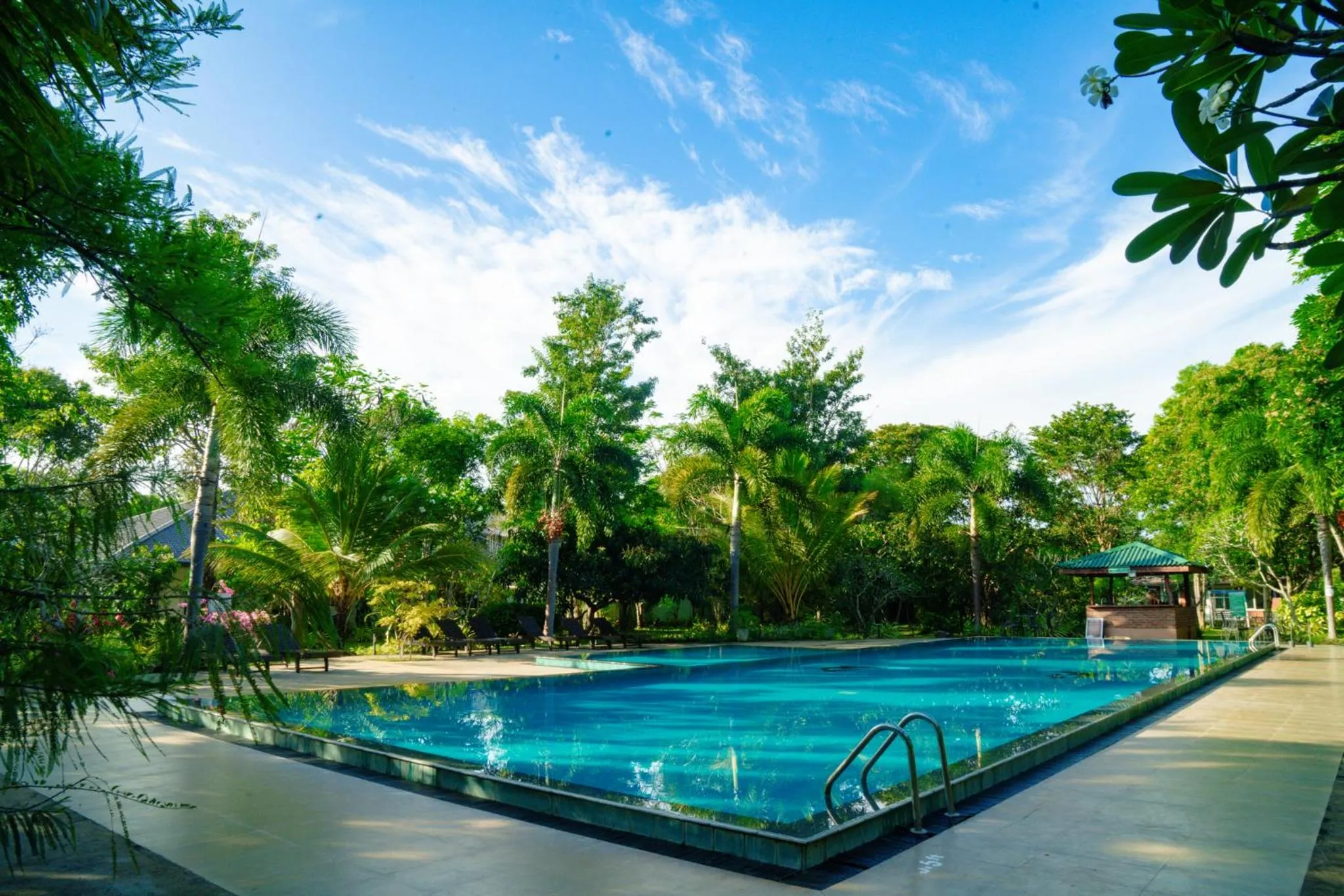 Swimming pool in Sungreen Resort Habarana