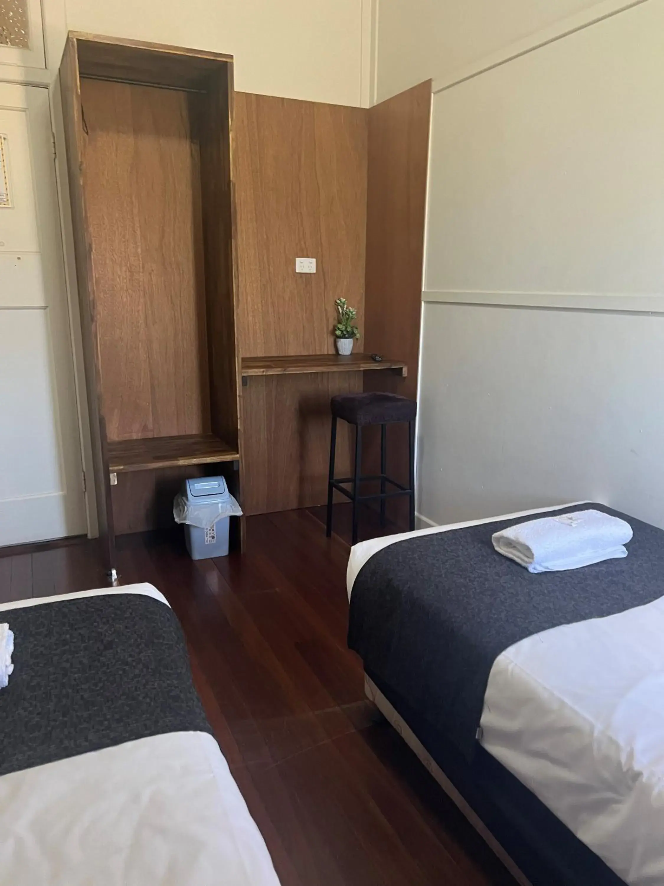 Twin Room with Shared Bathroom - single occupancy in Gin Gin Budget Accommodation Twin Room with Shared Bathroom - single occupancy in Gin Gin Budget Accommodation