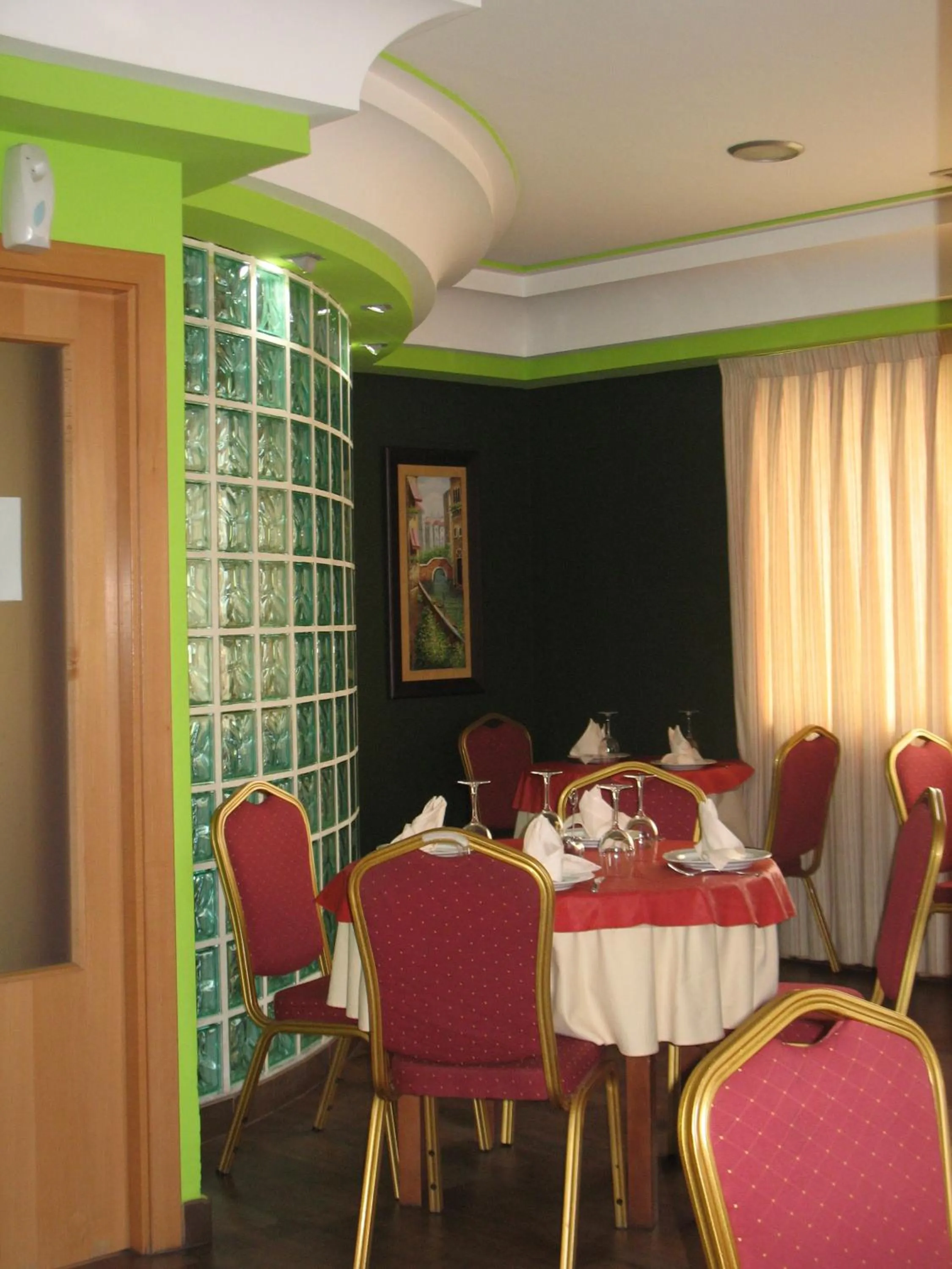 Restaurant/places to eat in Hostal Campestre