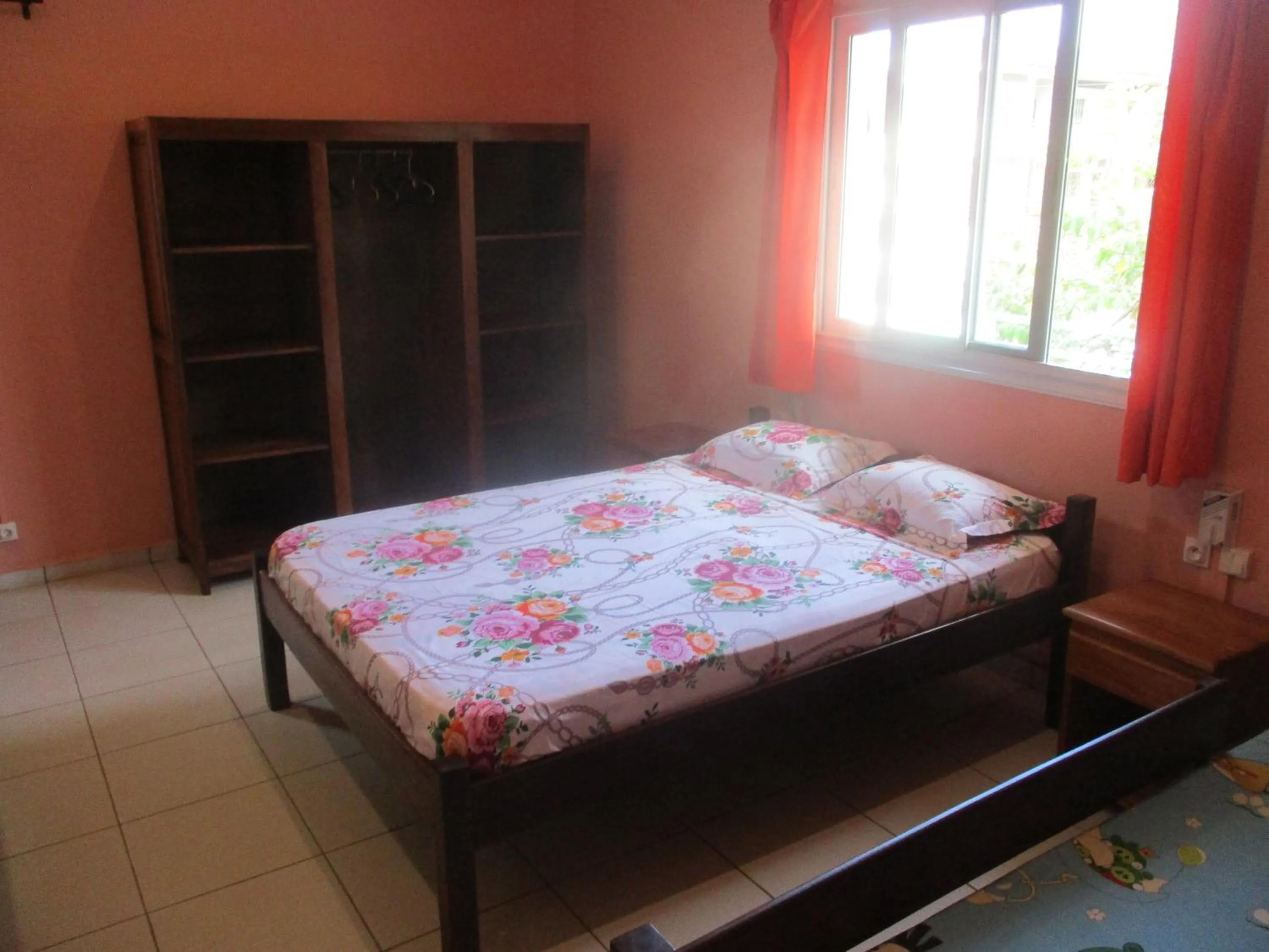 Photo of the whole room, Bed in Residence Kathyly