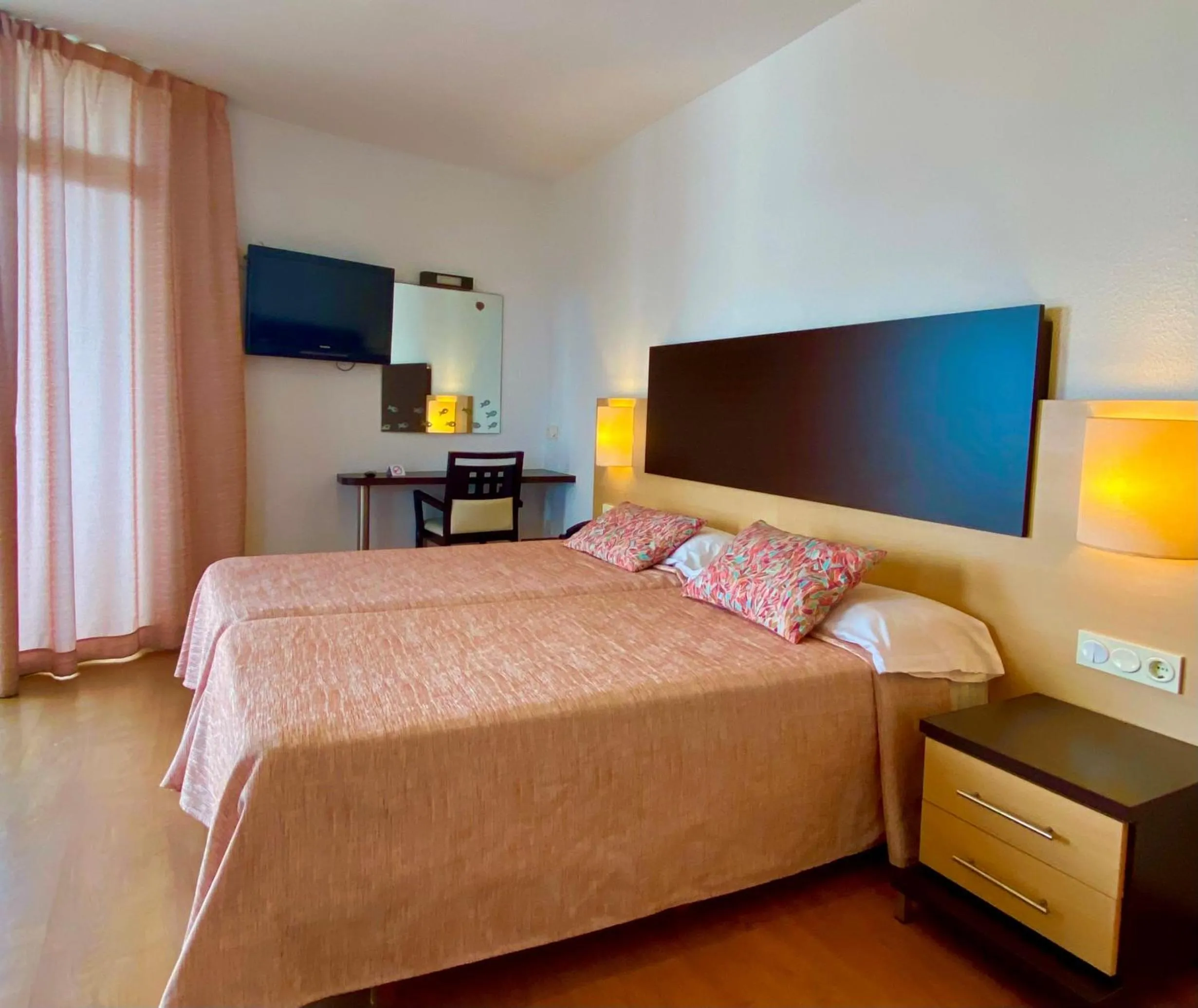 Photo of the whole room in Hotel Blaumar