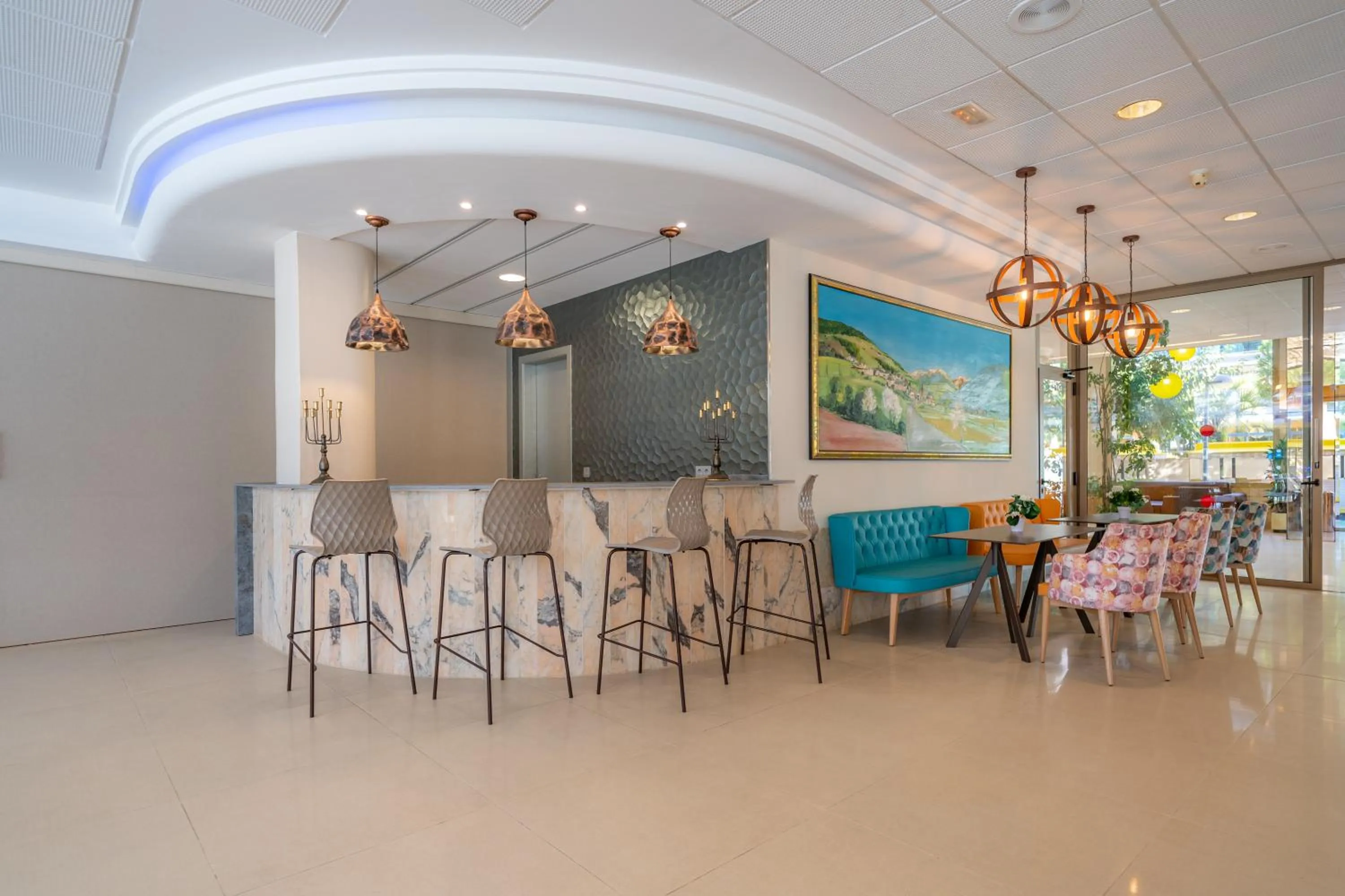 Lounge or bar in Hotel Blaumar