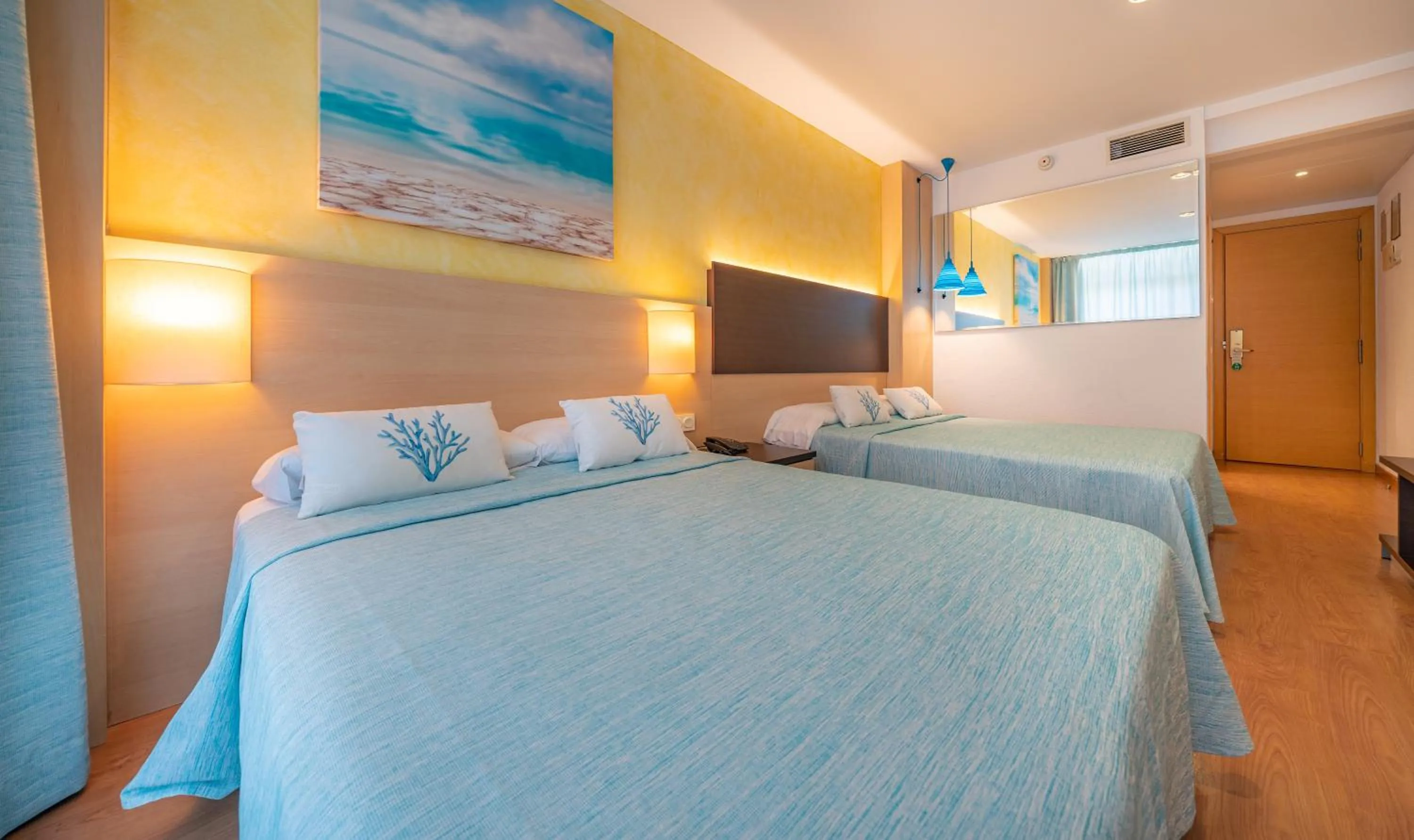 Photo of the whole room in Hotel Blaumar