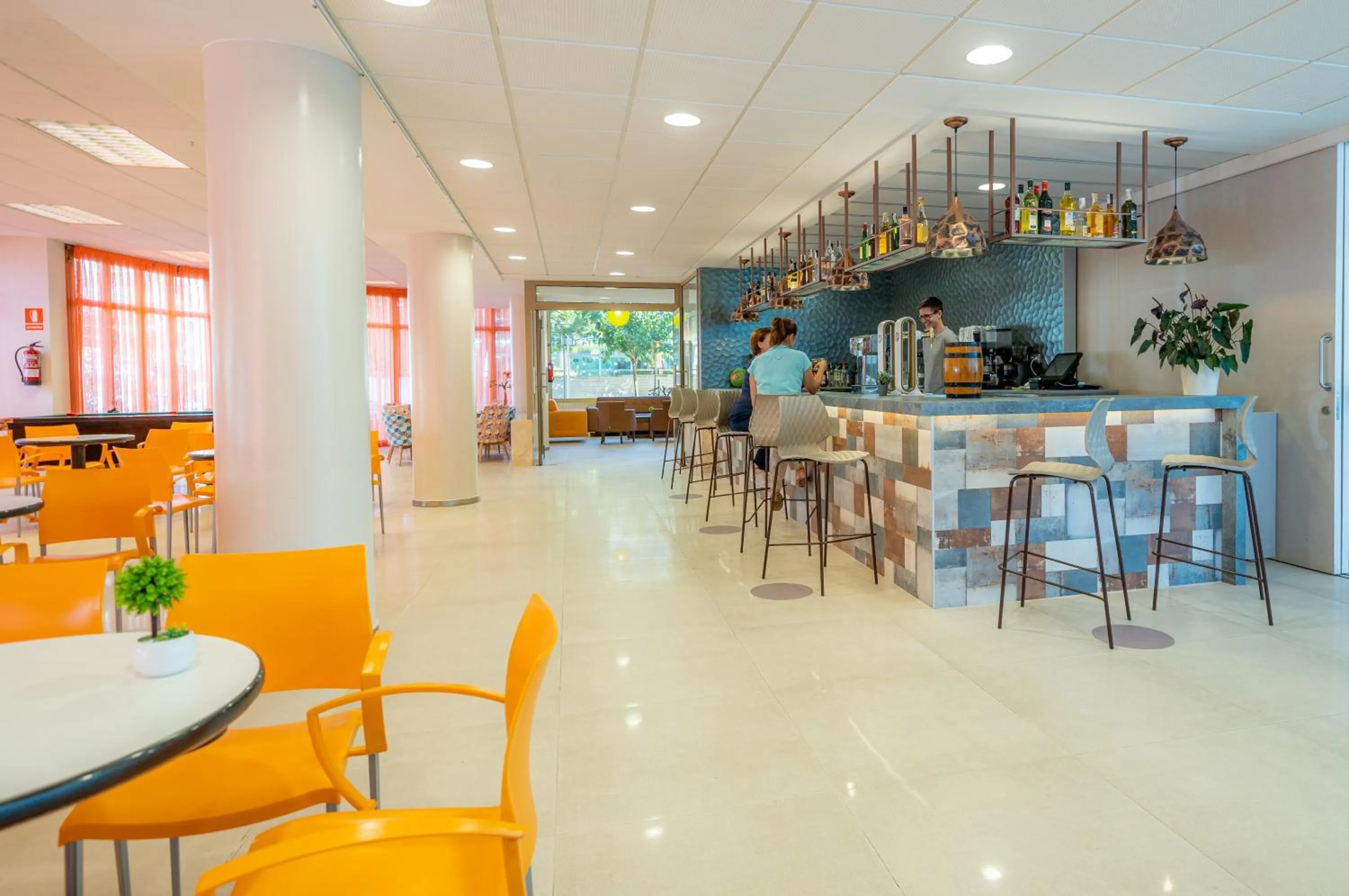 Lounge or bar in Hotel Blaumar