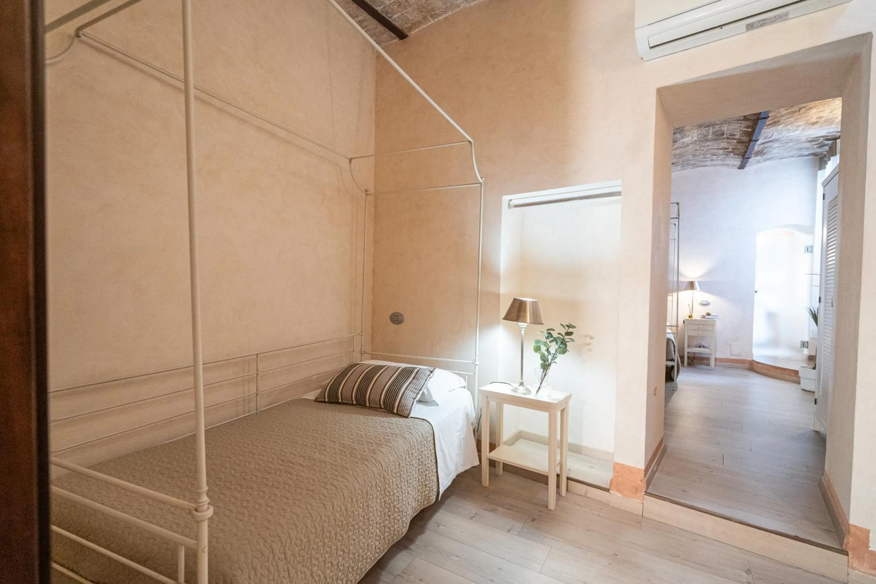 Photo of the whole room, Bed in La Lisca