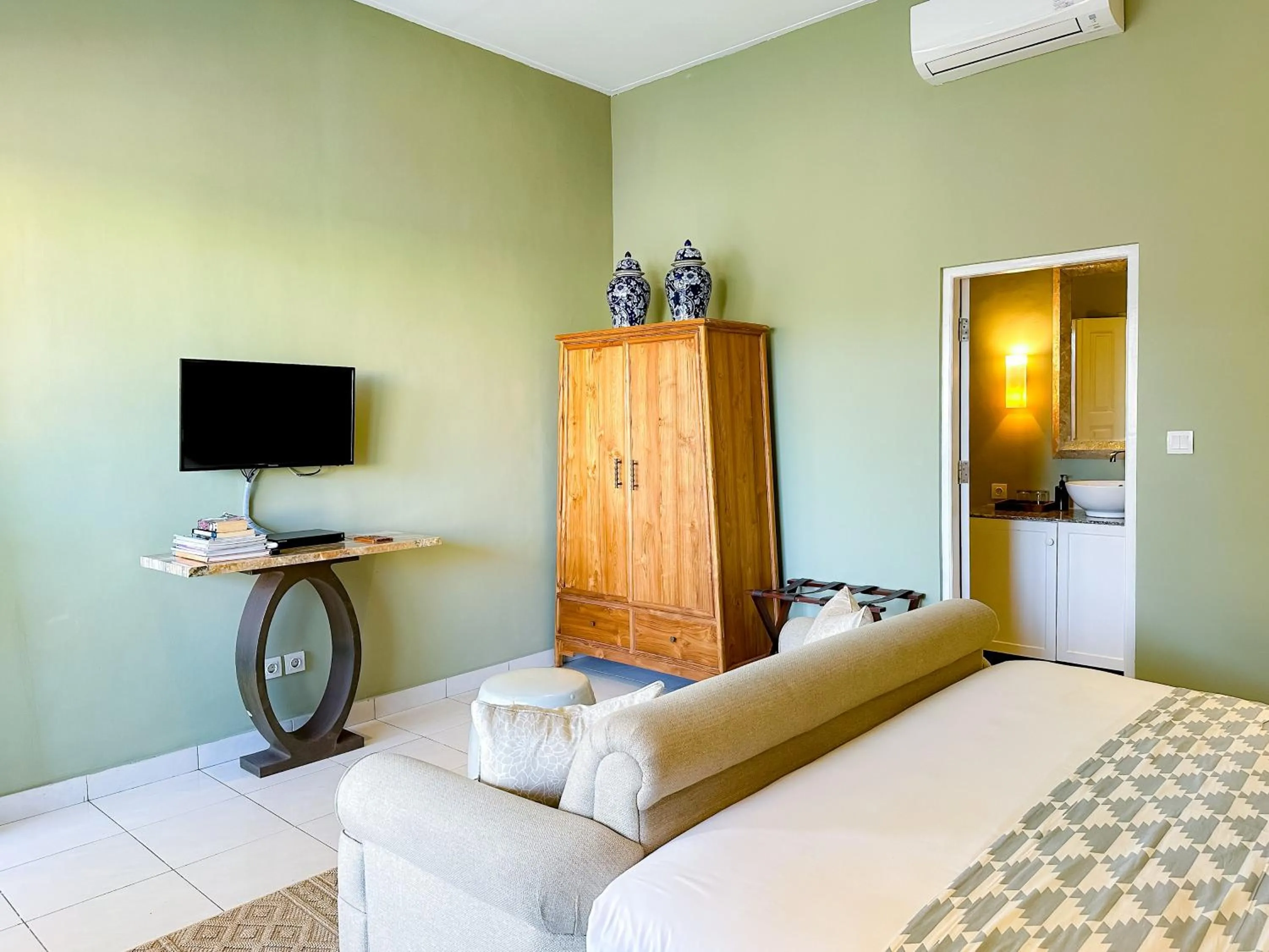 Room Sweet Room - Seminyak Center, walk to the Beach