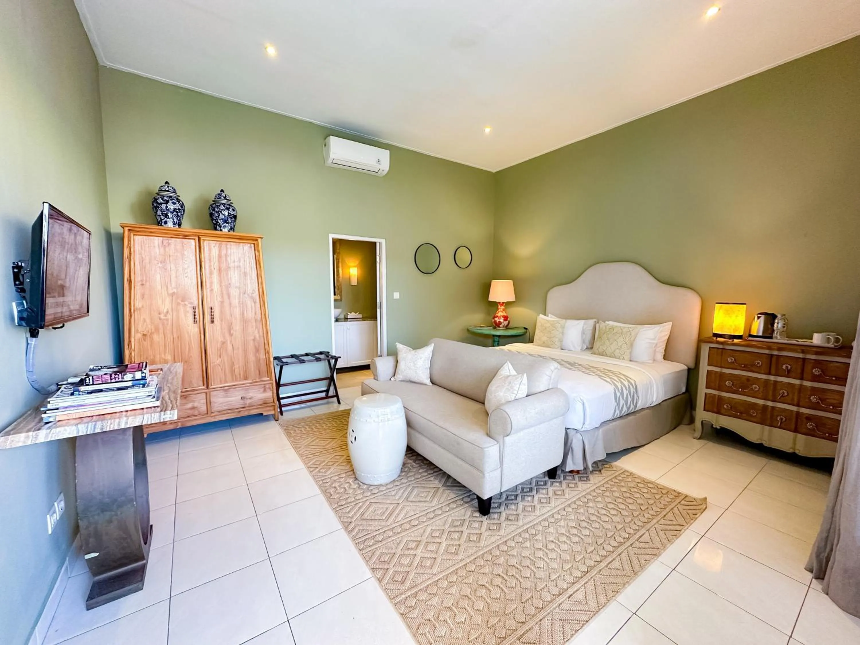Room Sweet Room - Seminyak Center, walk to the Beach
