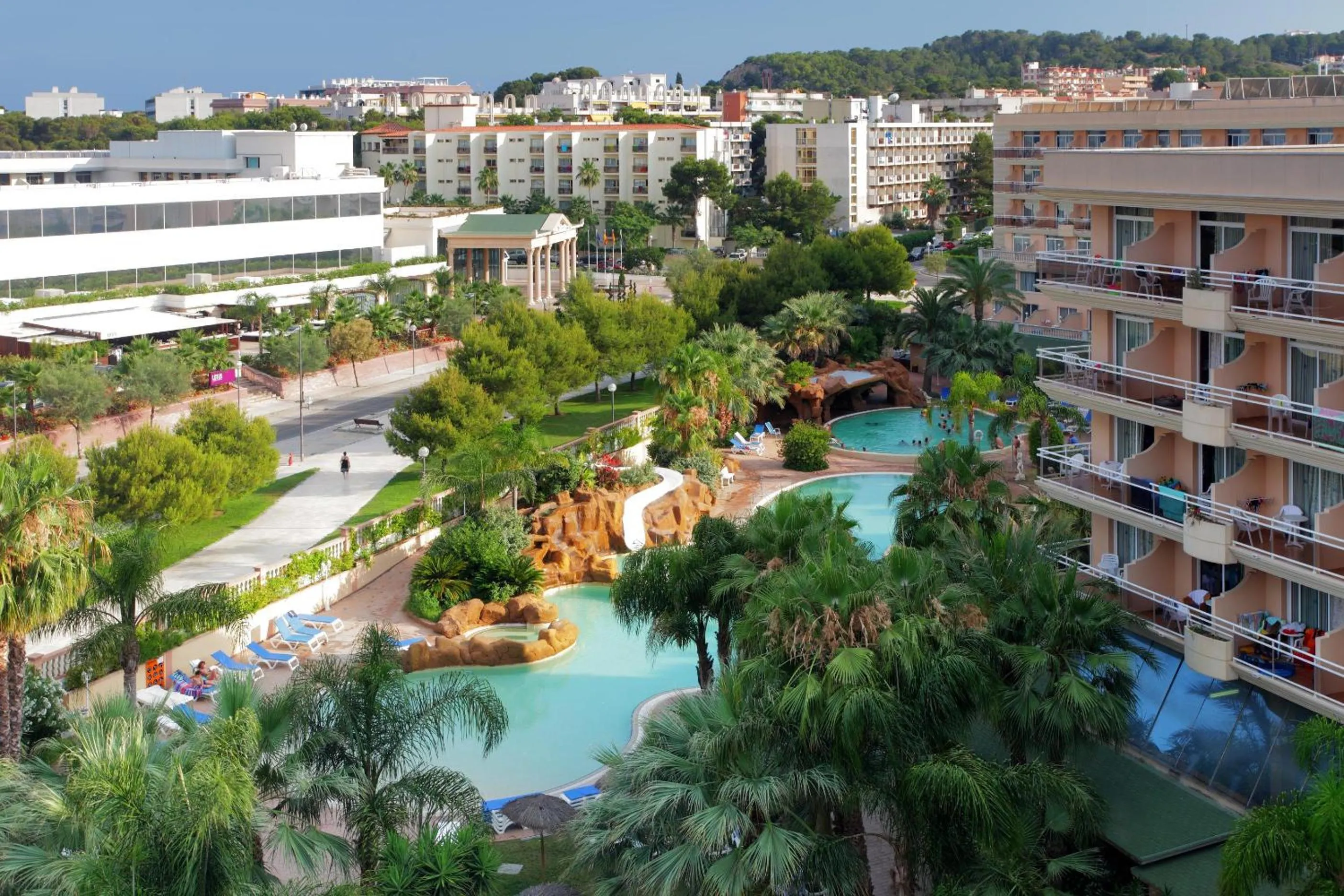 Facade/entrance in Palas Pineda