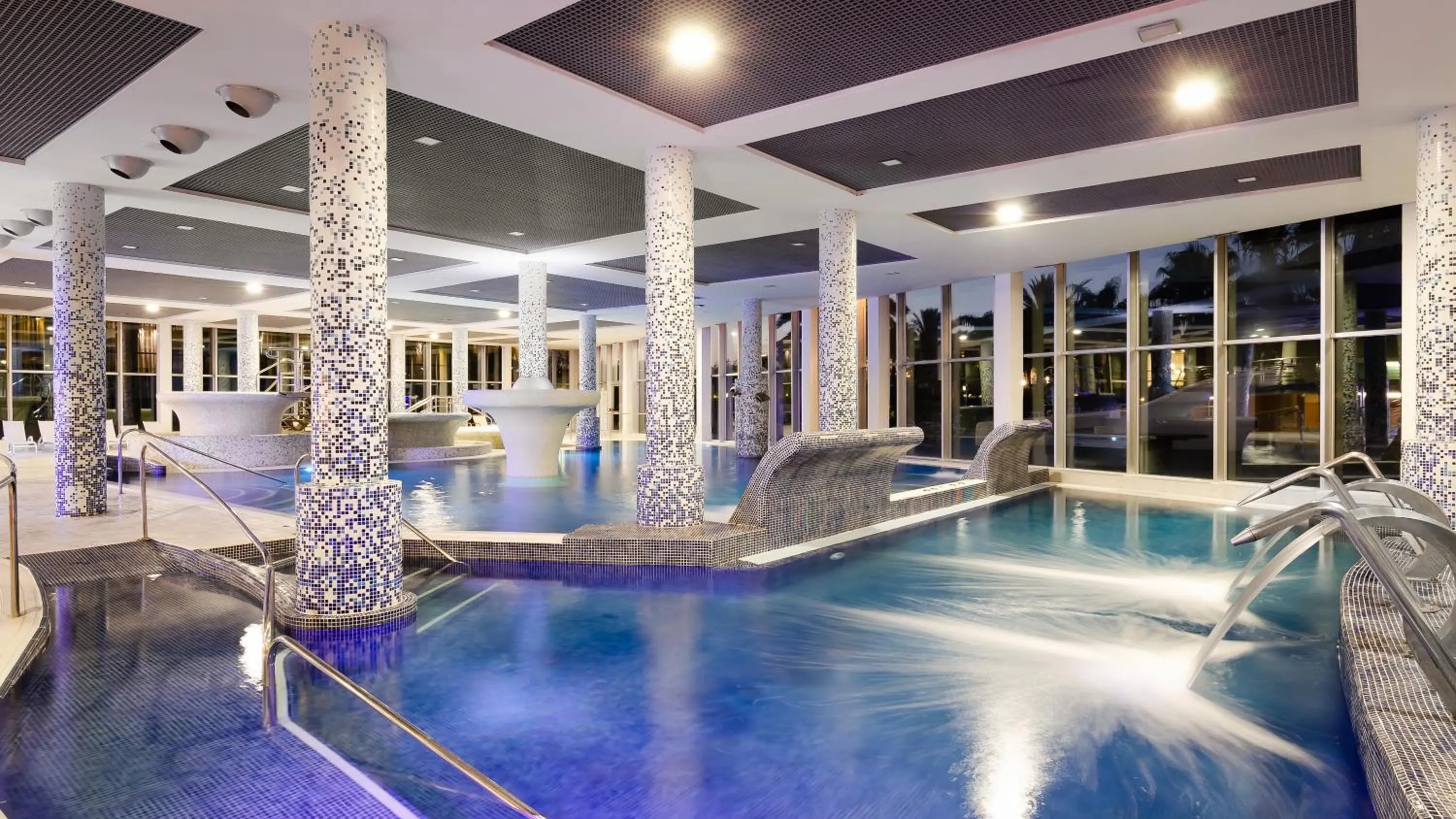 Hot Spring Bath in Gran Palas Hotel - Spa incluido