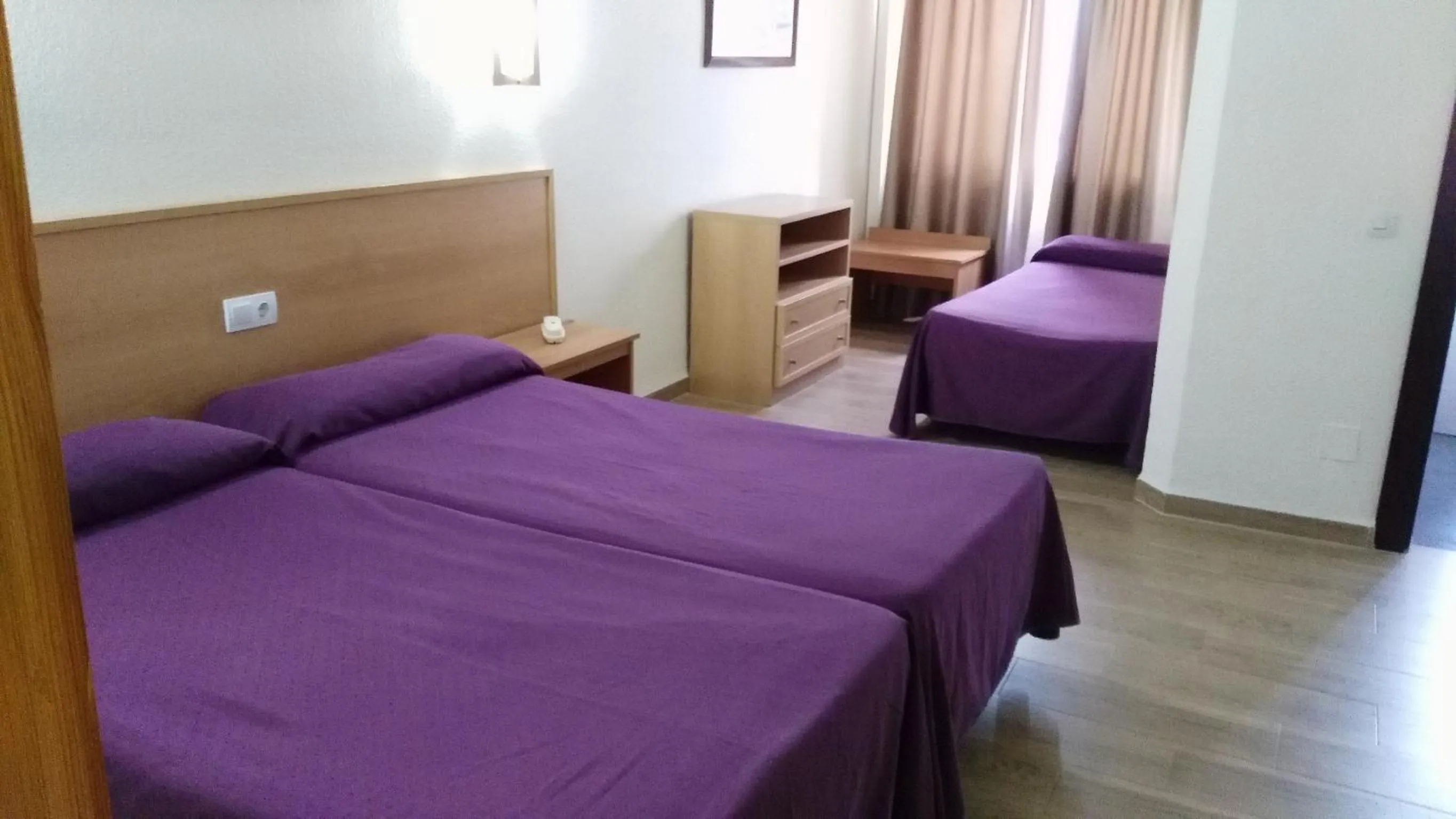 Photo of the whole room, Bed in Kristal