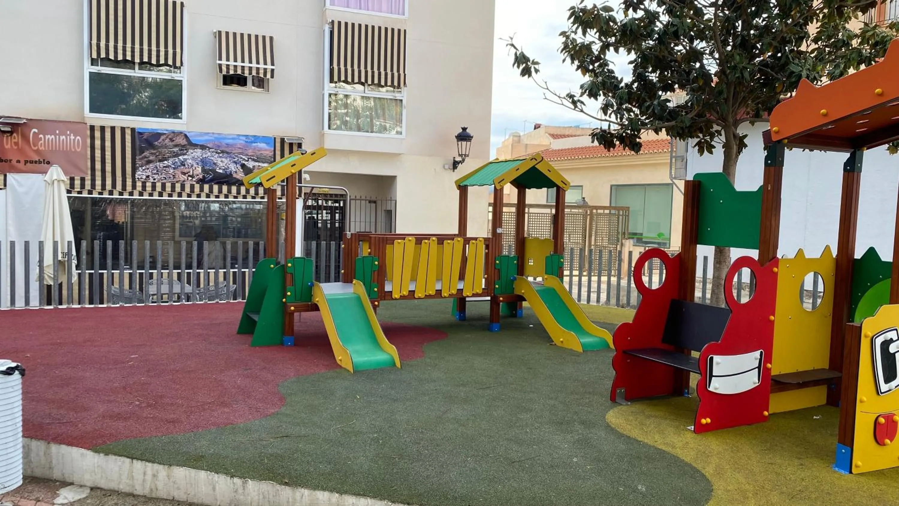 Children play ground in Ático Guadalhorce - Mirador privado con barbacoa y solárium