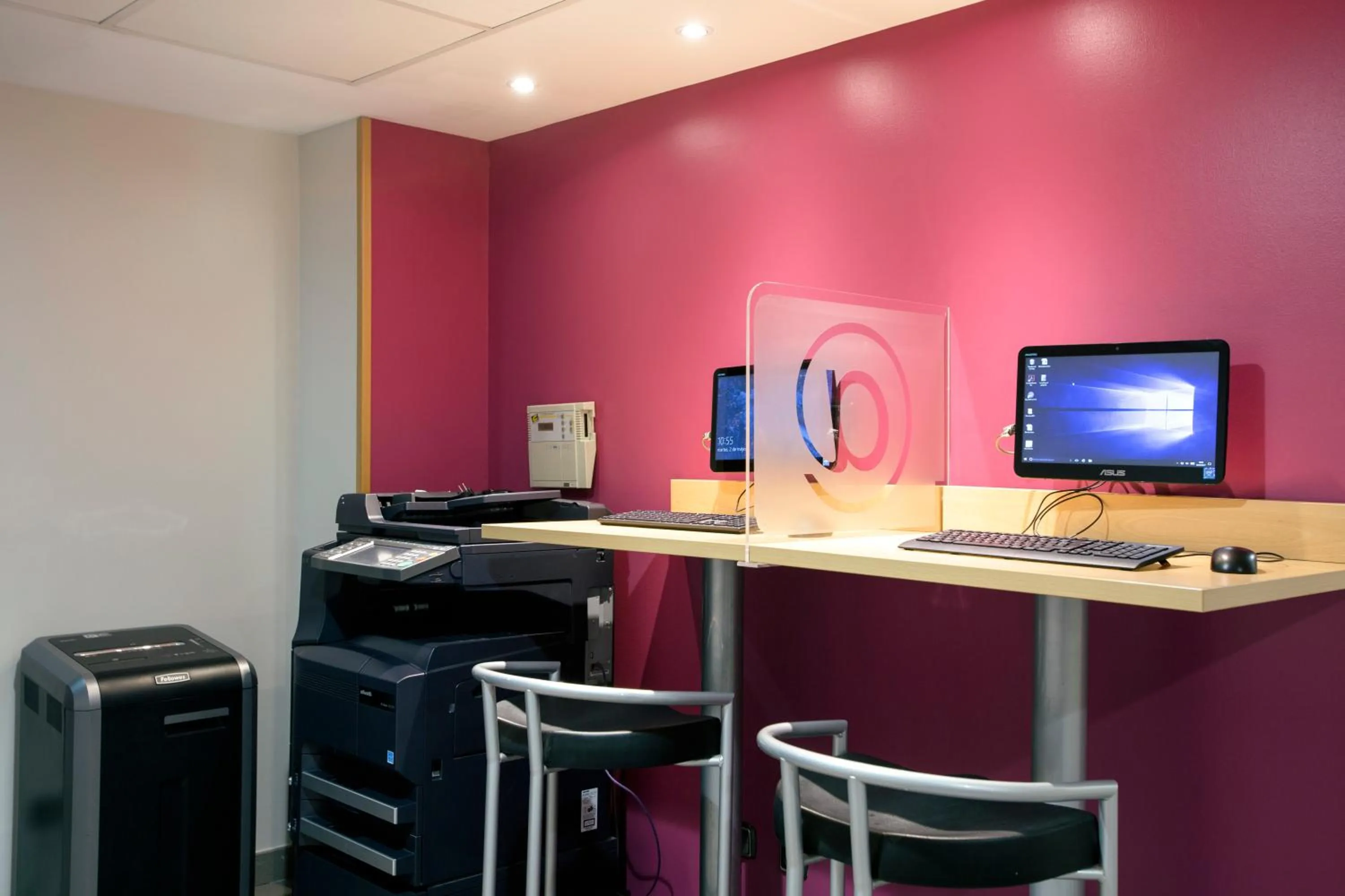 Business facilities in Olarain