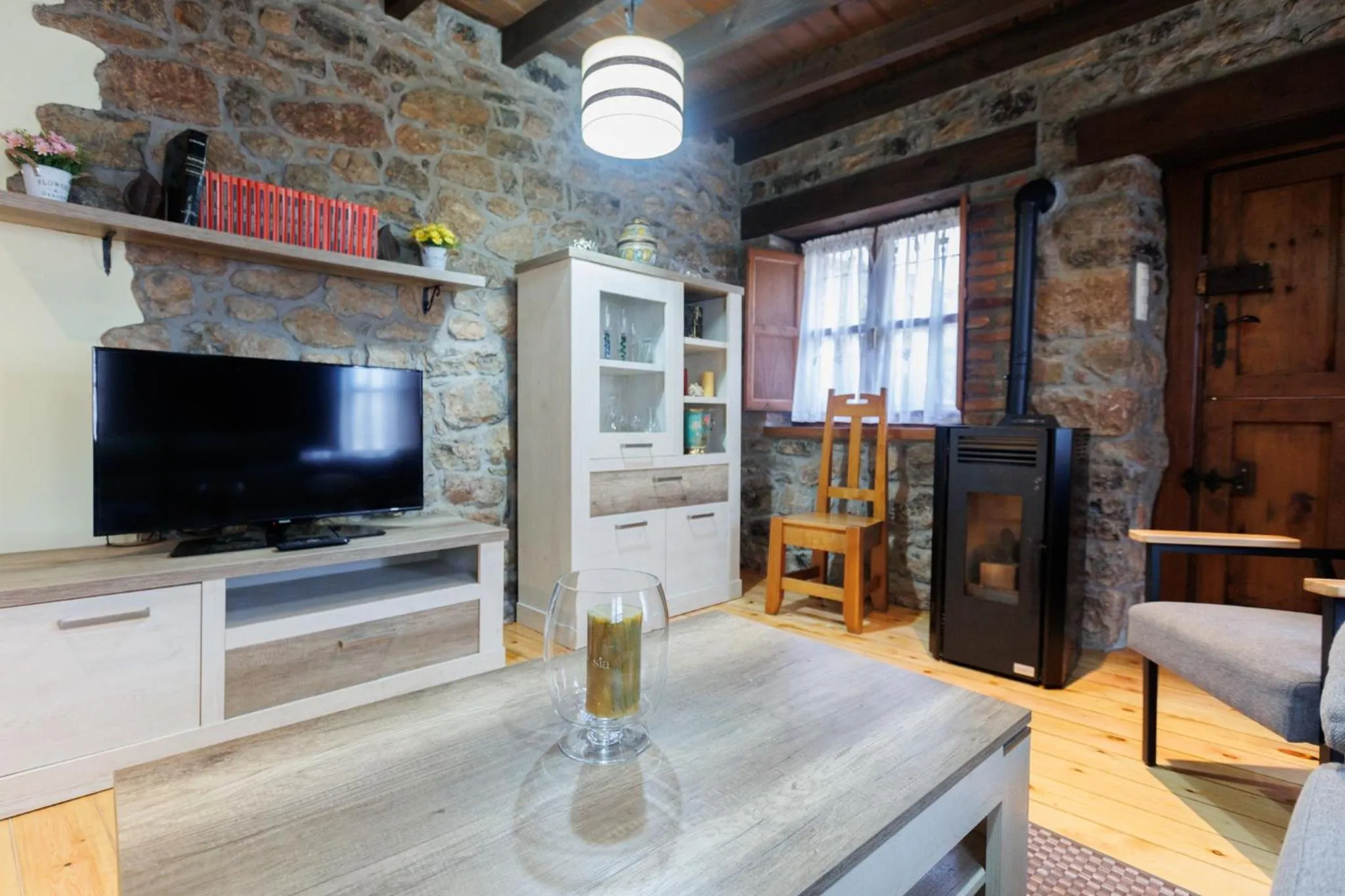 Communal lounge/ TV room in Hotel Rural El Molino