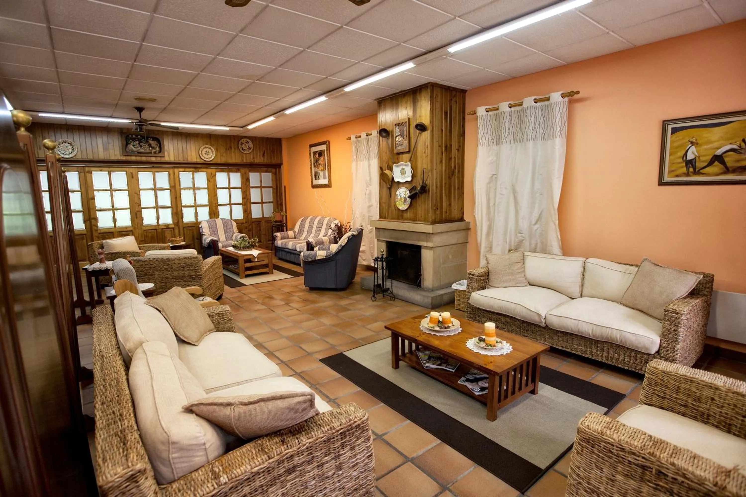 Communal lounge/ TV room in Hotel Rural El Molino
