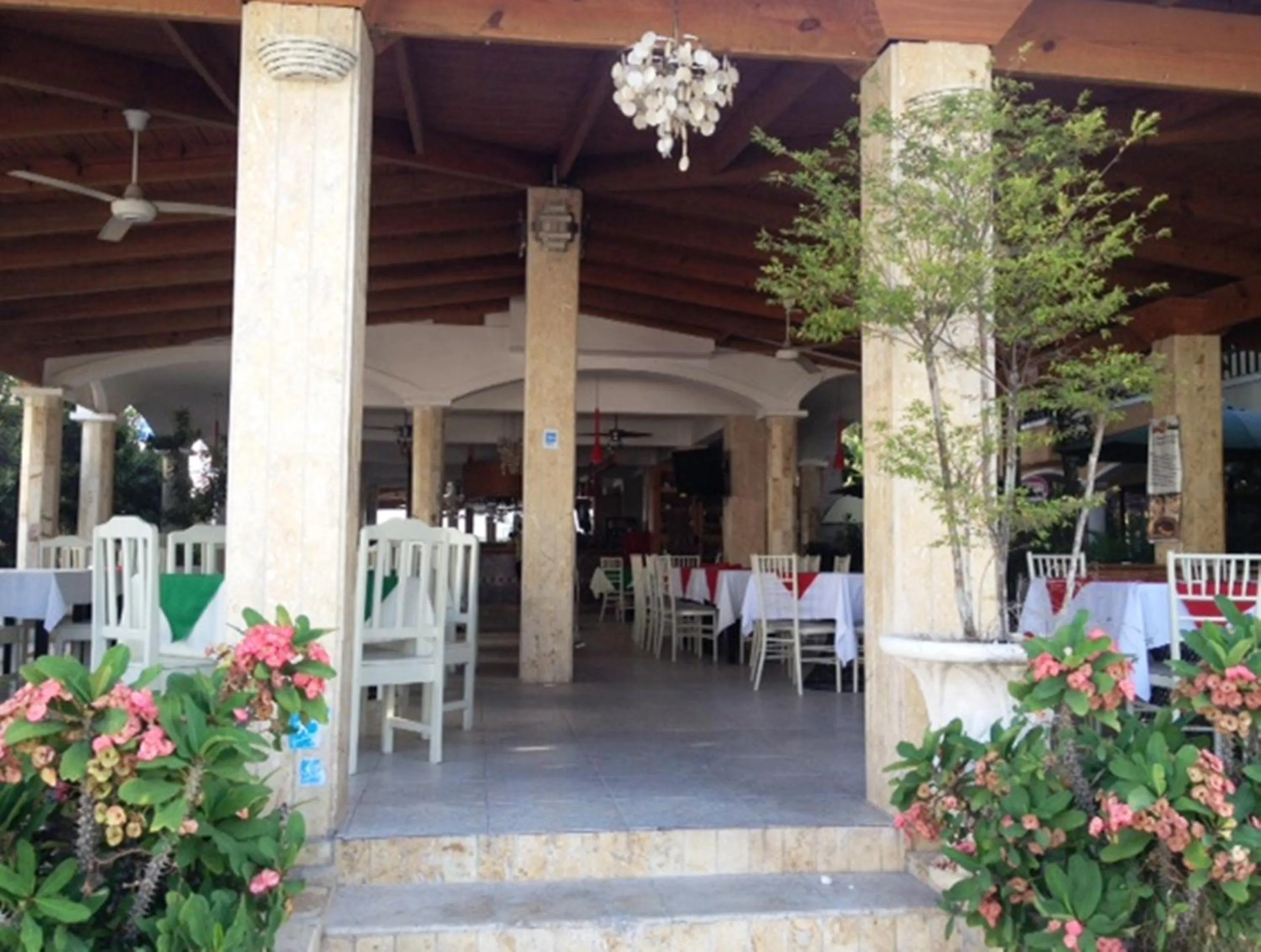 Restaurant/places to eat in Plaza Real Resort