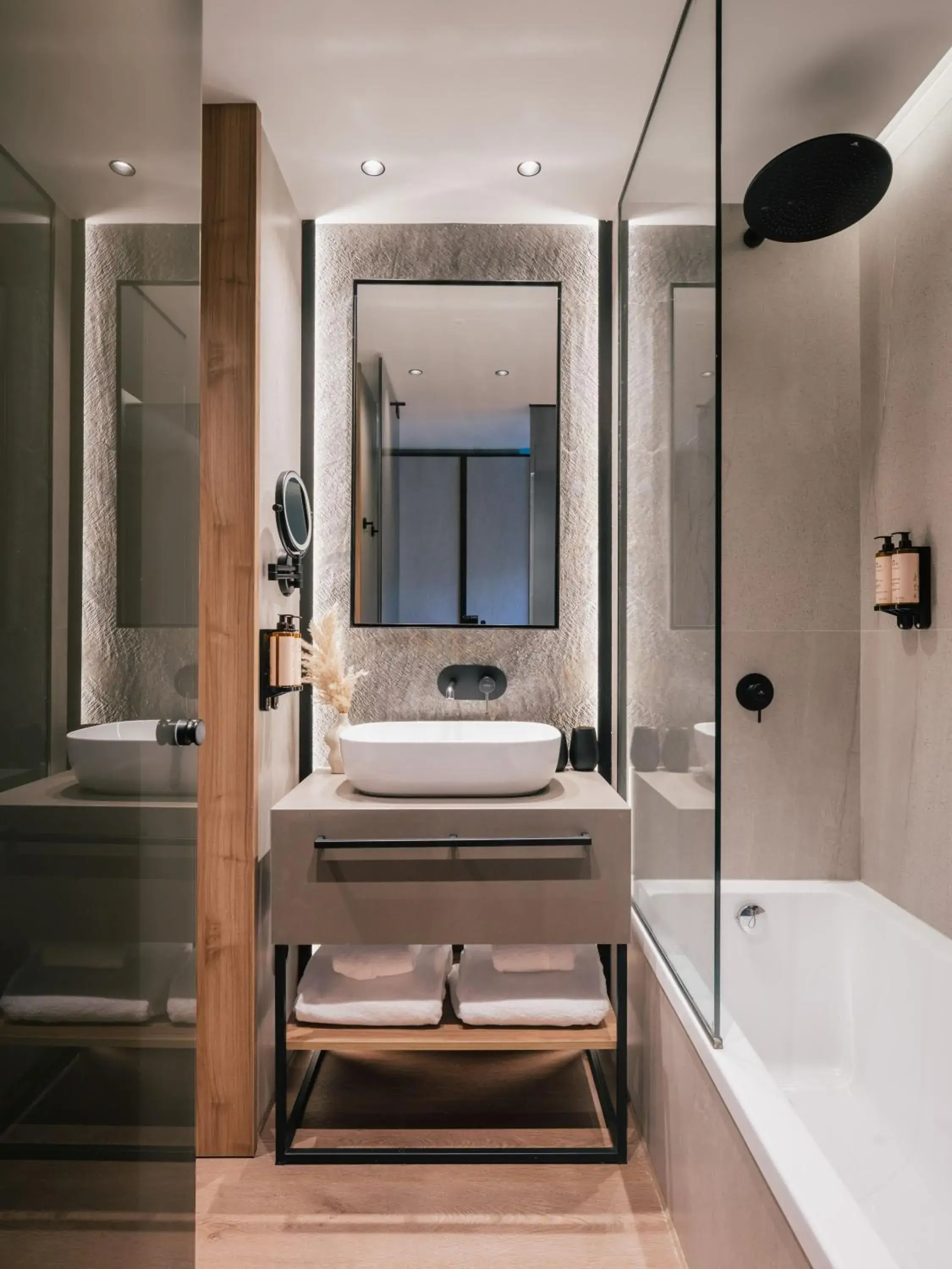 Shower, Bed in MiM Baqueira Meliá Collection Shower, Bed in MiM Baqueira Meliá Collection