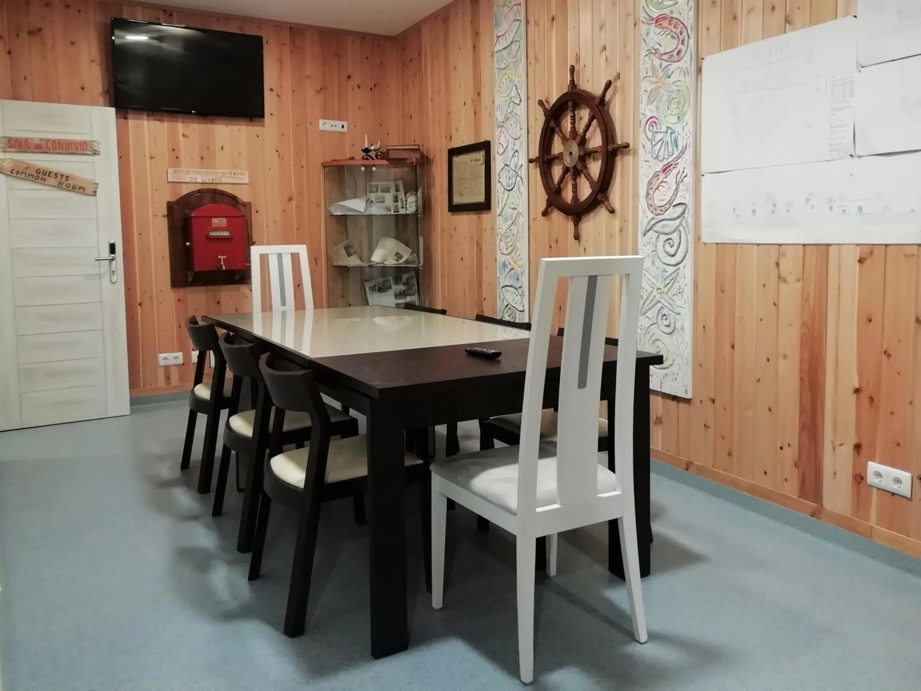 Communal lounge/ TV room in Villa Ana Margarida Hotel