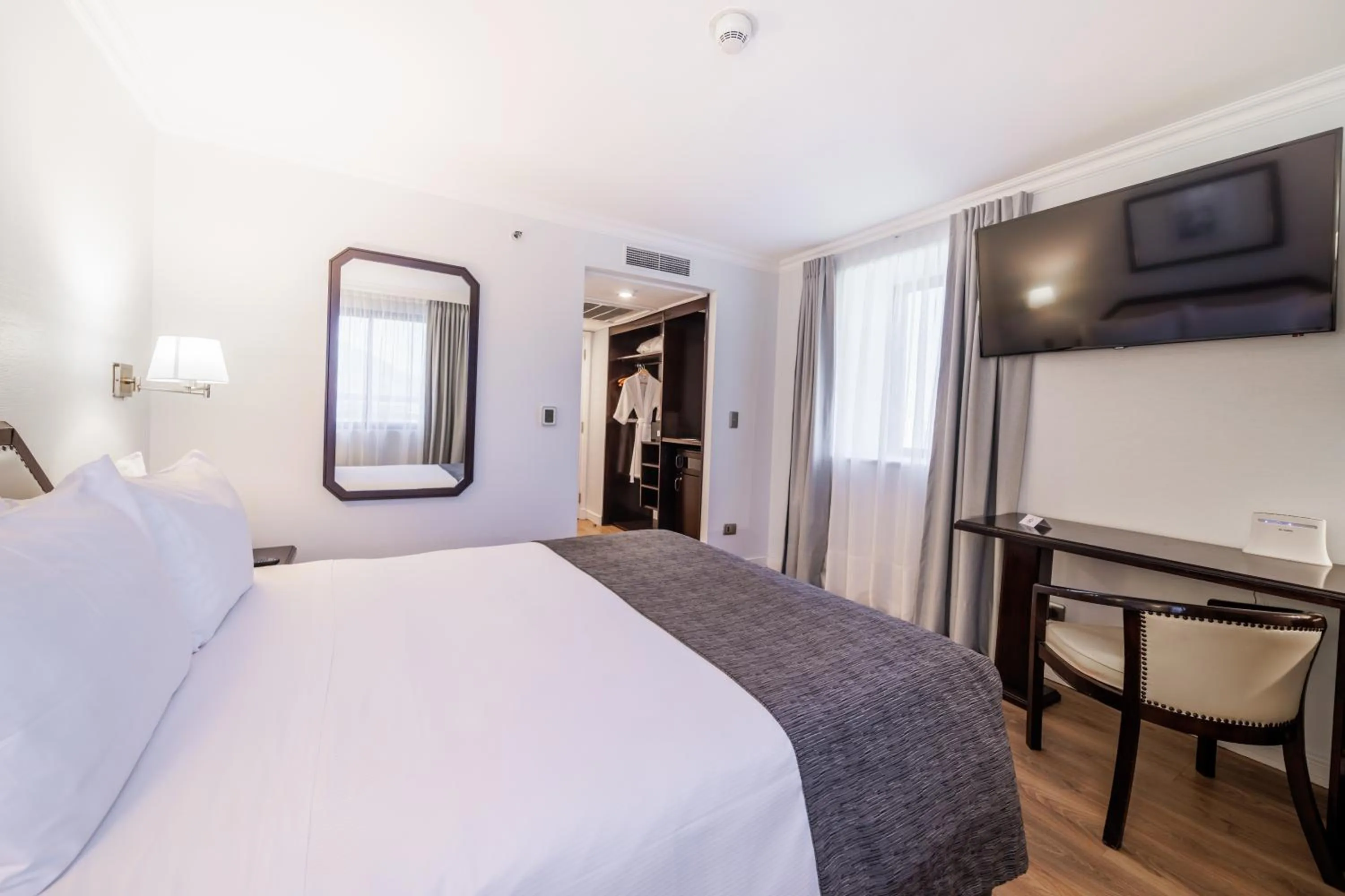 Photo of the whole room, Bed in Wyndham Garden Santiago Kennedy