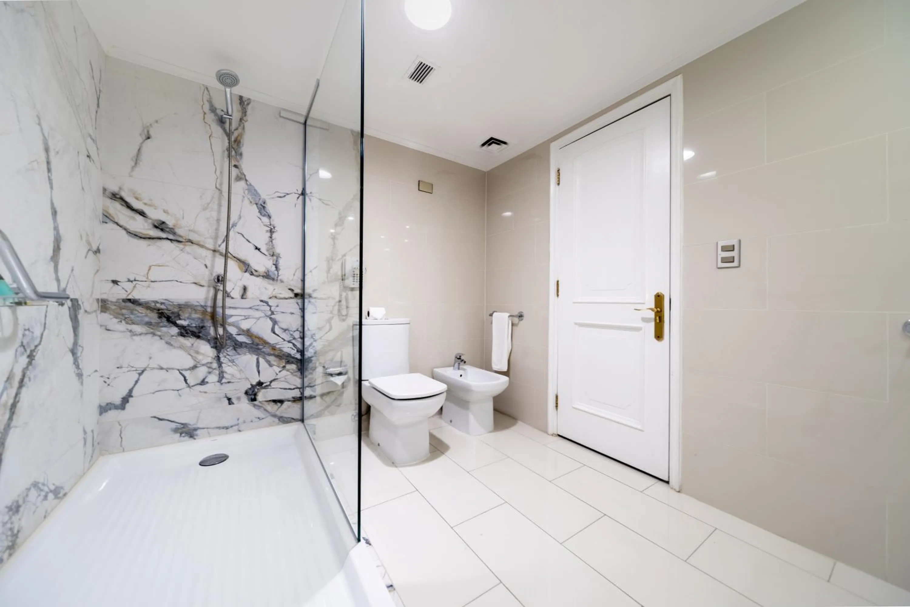 Shower in Wyndham Garden Santiago Kennedy