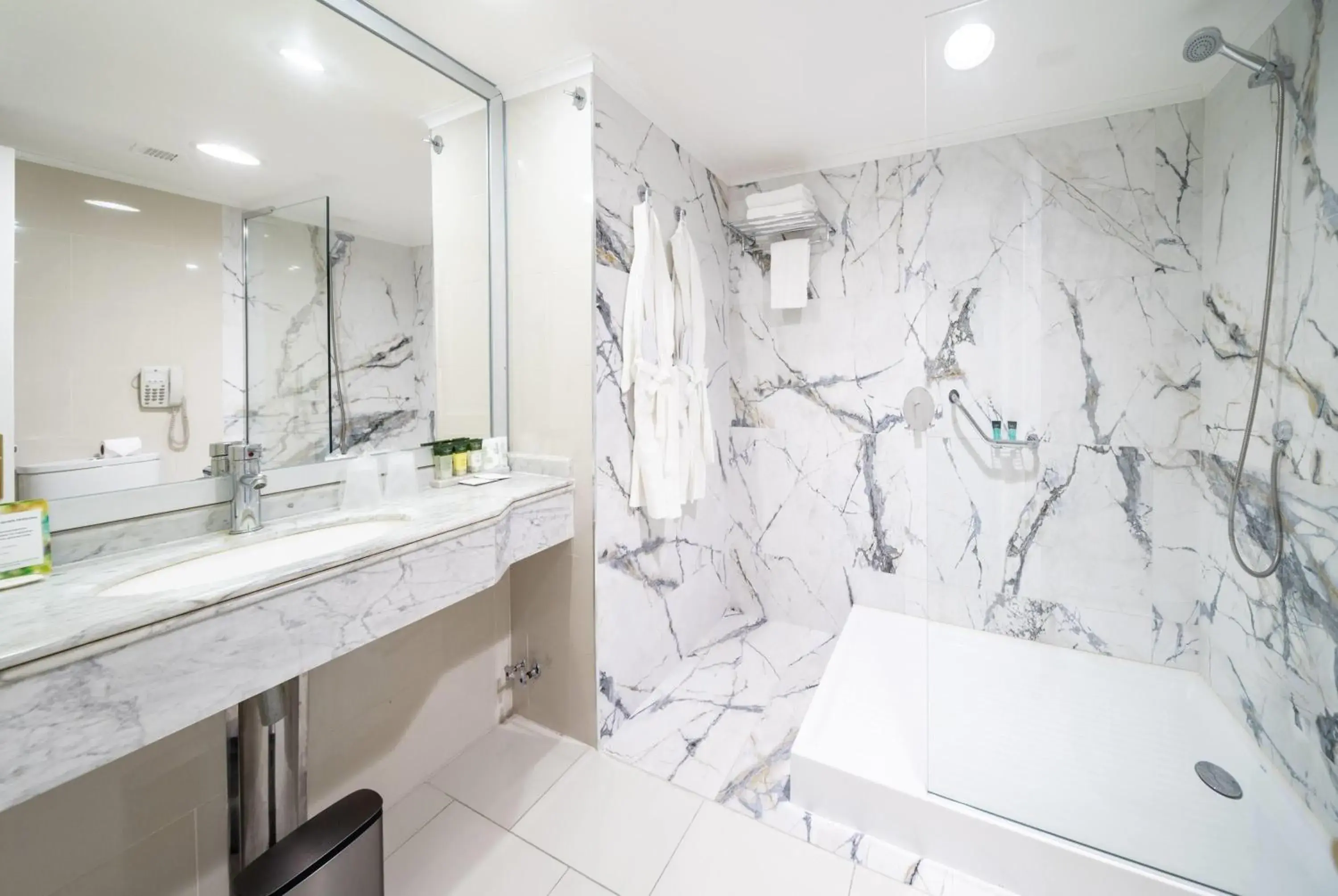 Bathroom in Wyndham Garden Santiago Kennedy Bathroom in Wyndham Garden Santiago Kennedy