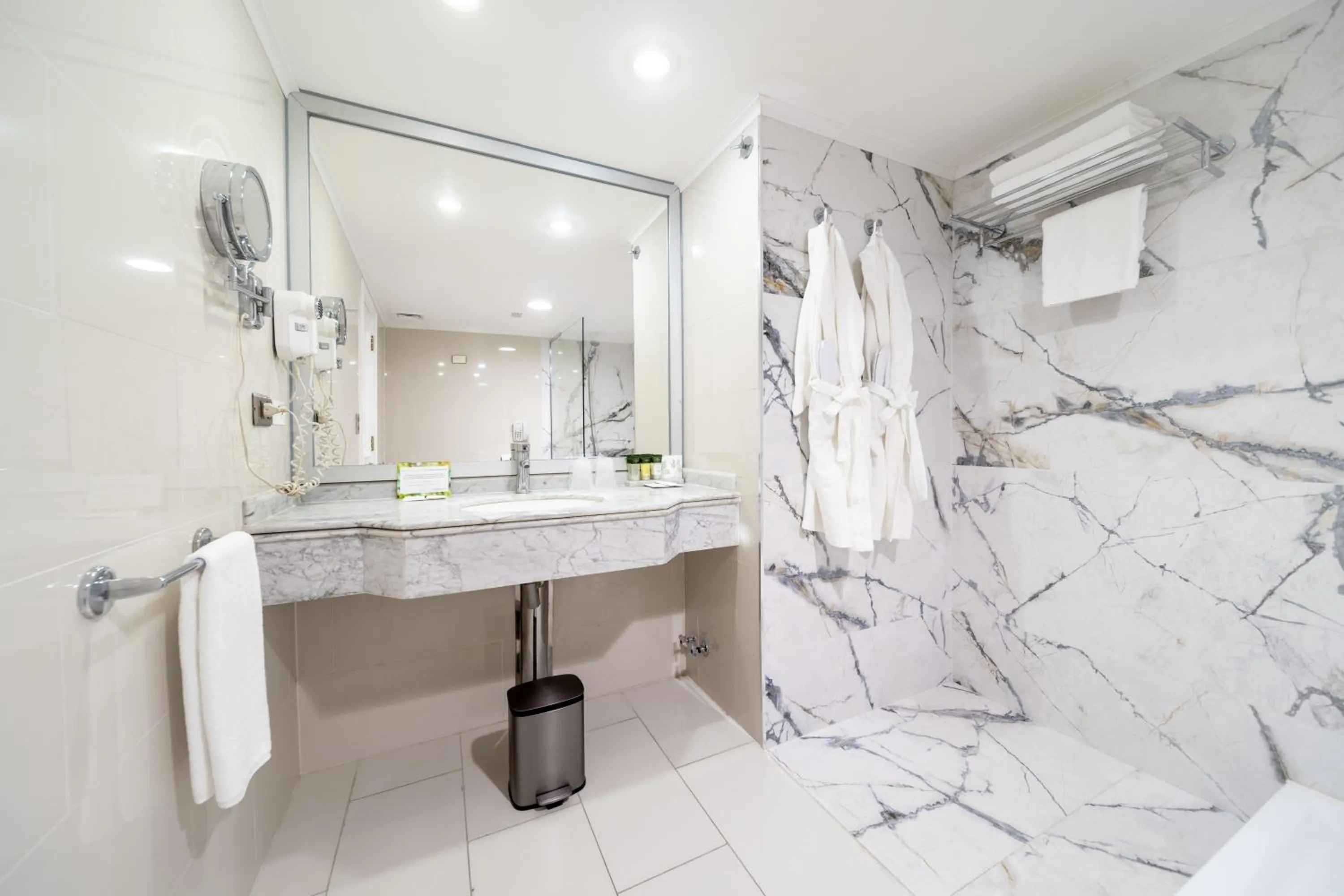 Bathroom in Wyndham Garden Santiago Kennedy