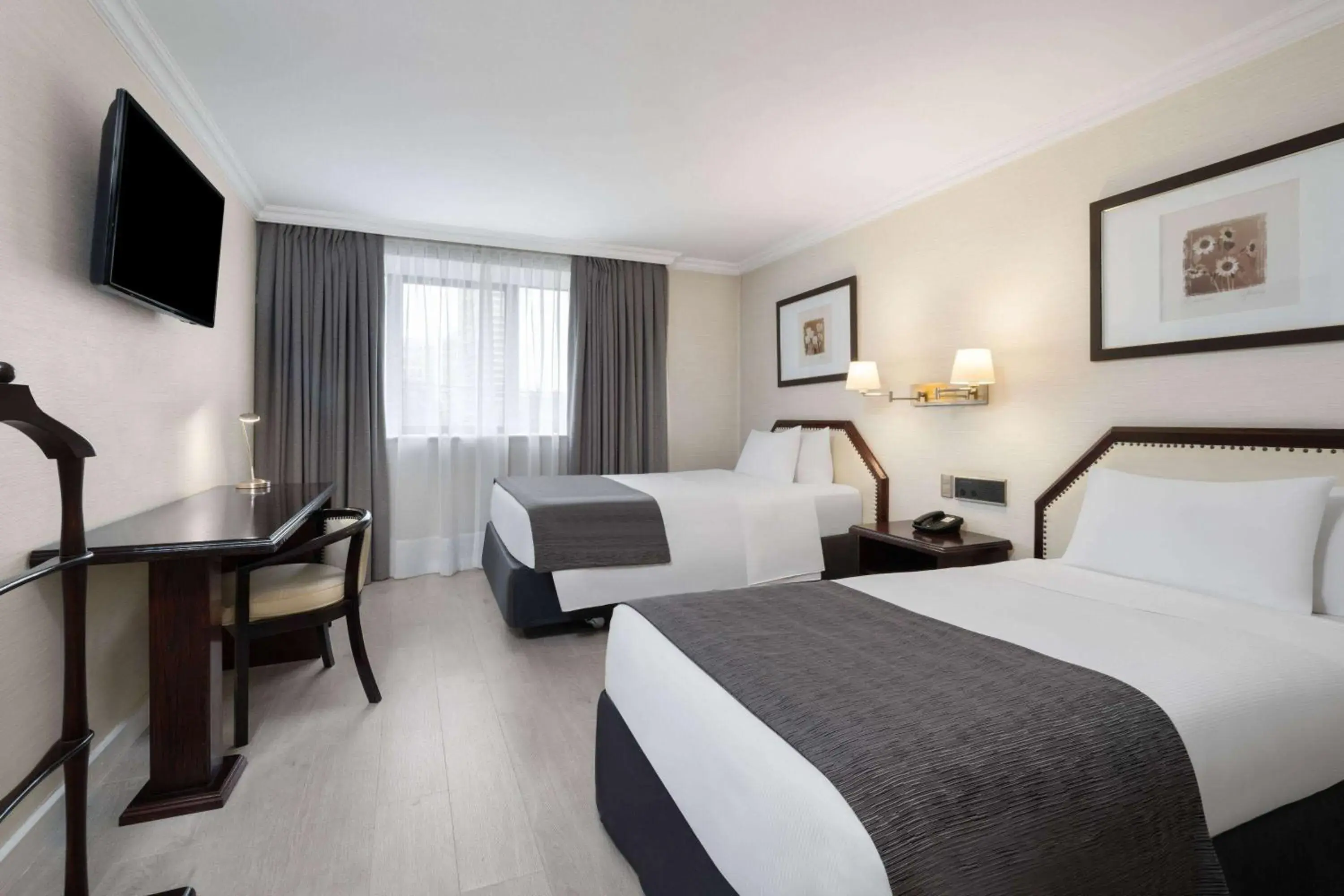 Photo of the whole room, Bed in Wyndham Garden Santiago Kennedy Photo of the whole room, Bed in Wyndham Garden Santiago Kennedy