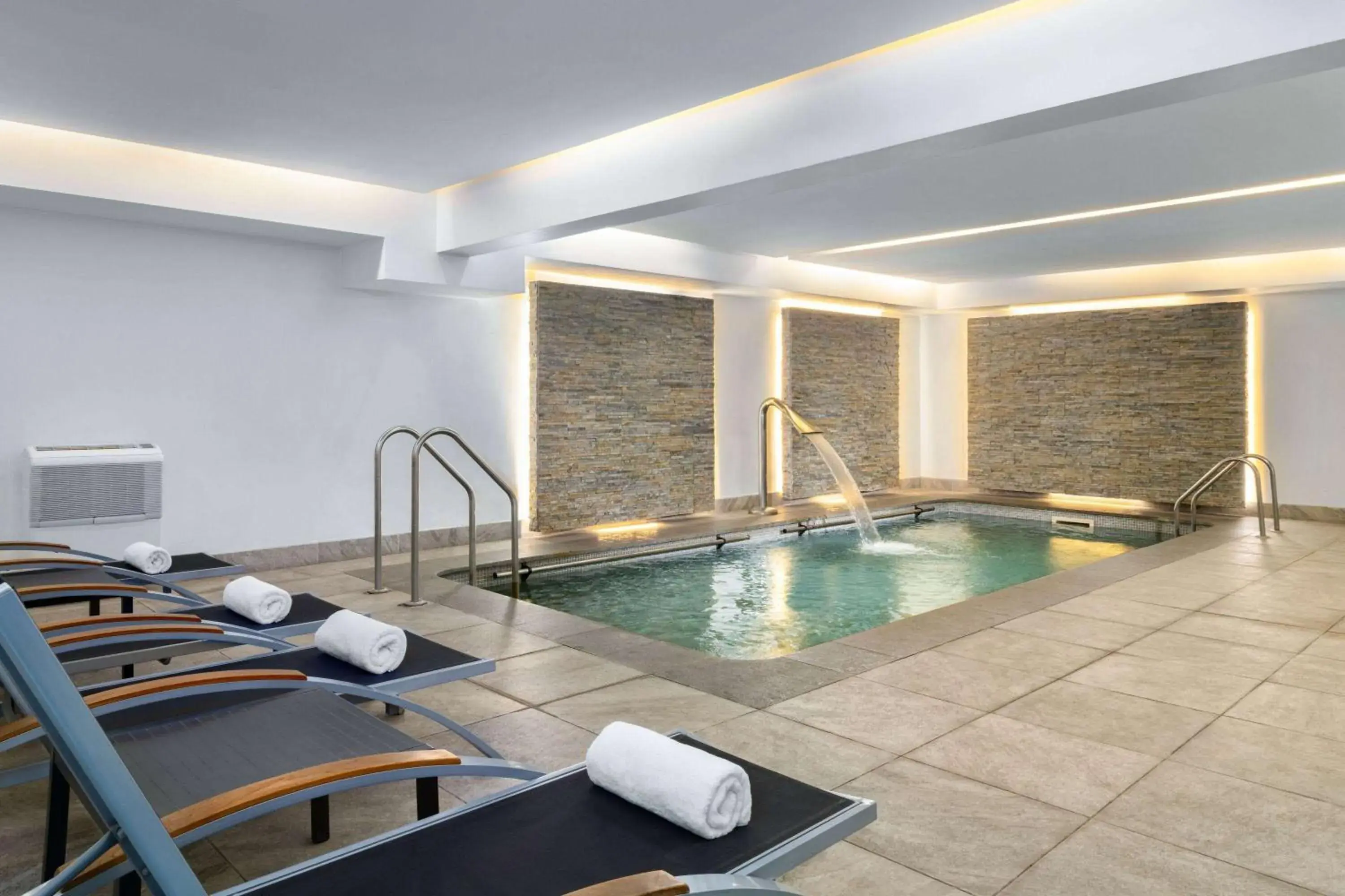 Swimming pool in Wyndham Garden Santiago Kennedy Swimming pool in Wyndham Garden Santiago Kennedy