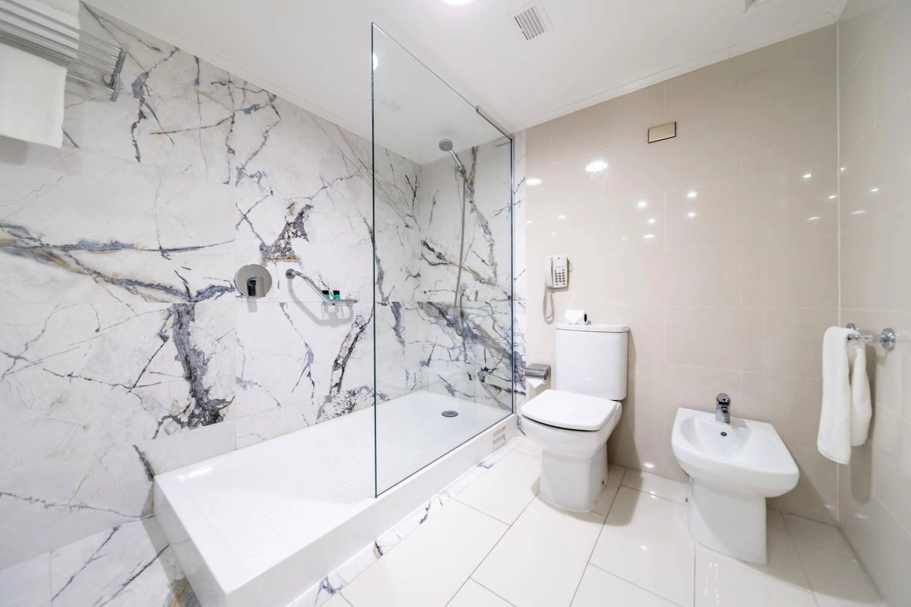 Bathroom in Wyndham Garden Santiago Kennedy