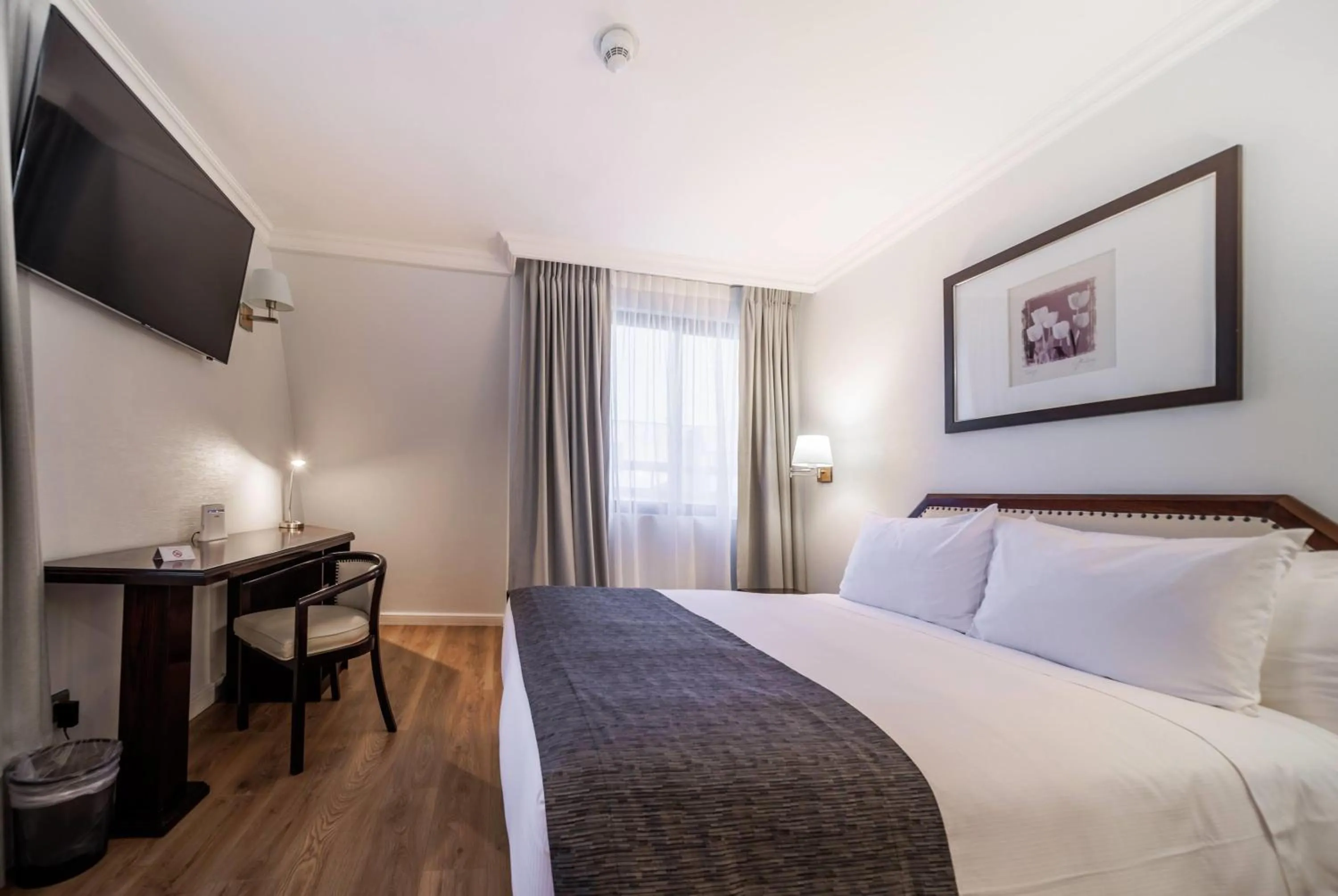 Photo of the whole room, Bed in Wyndham Garden Santiago Kennedy