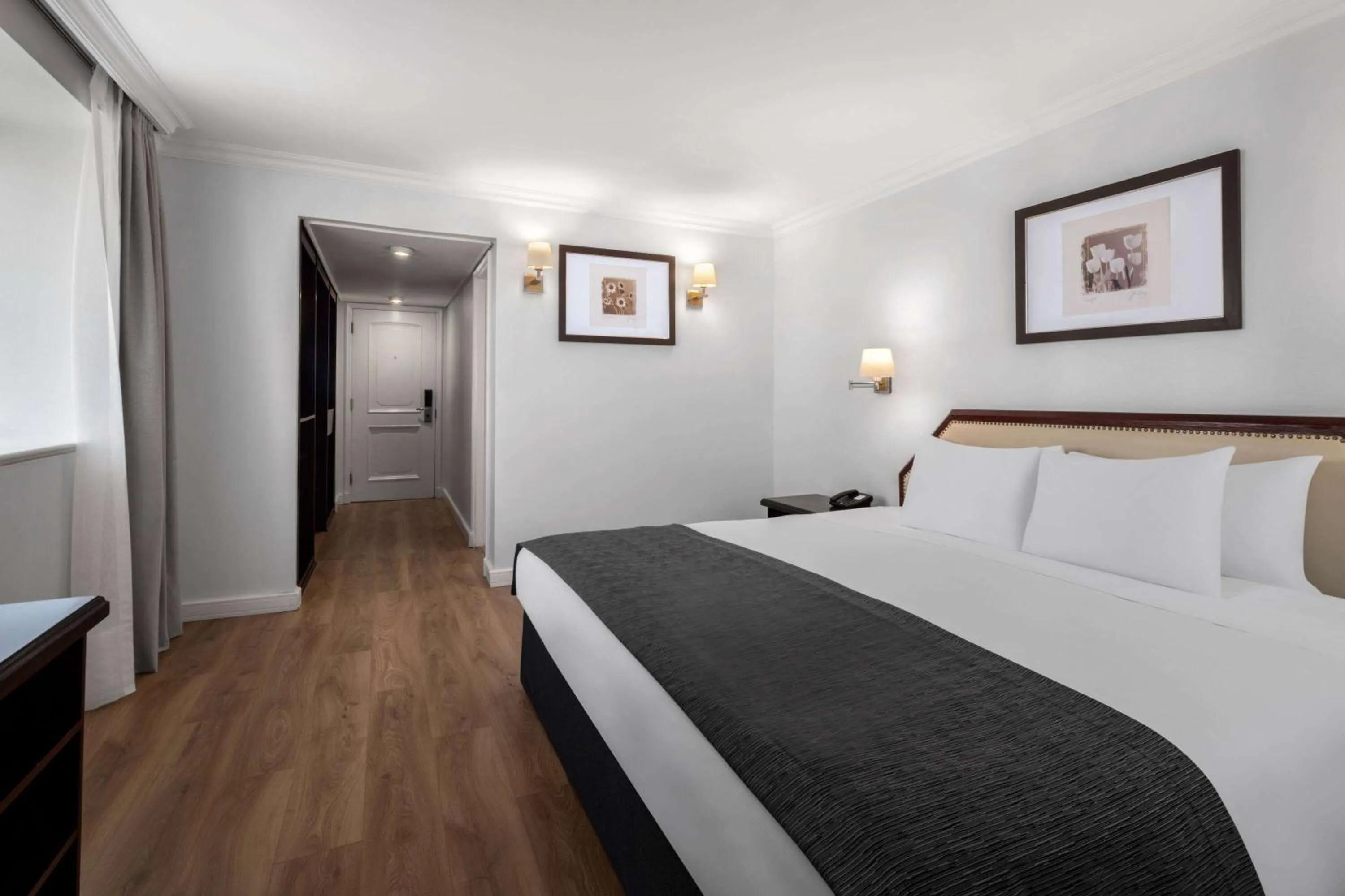 Photo of the whole room, Bed in Wyndham Garden Santiago Kennedy