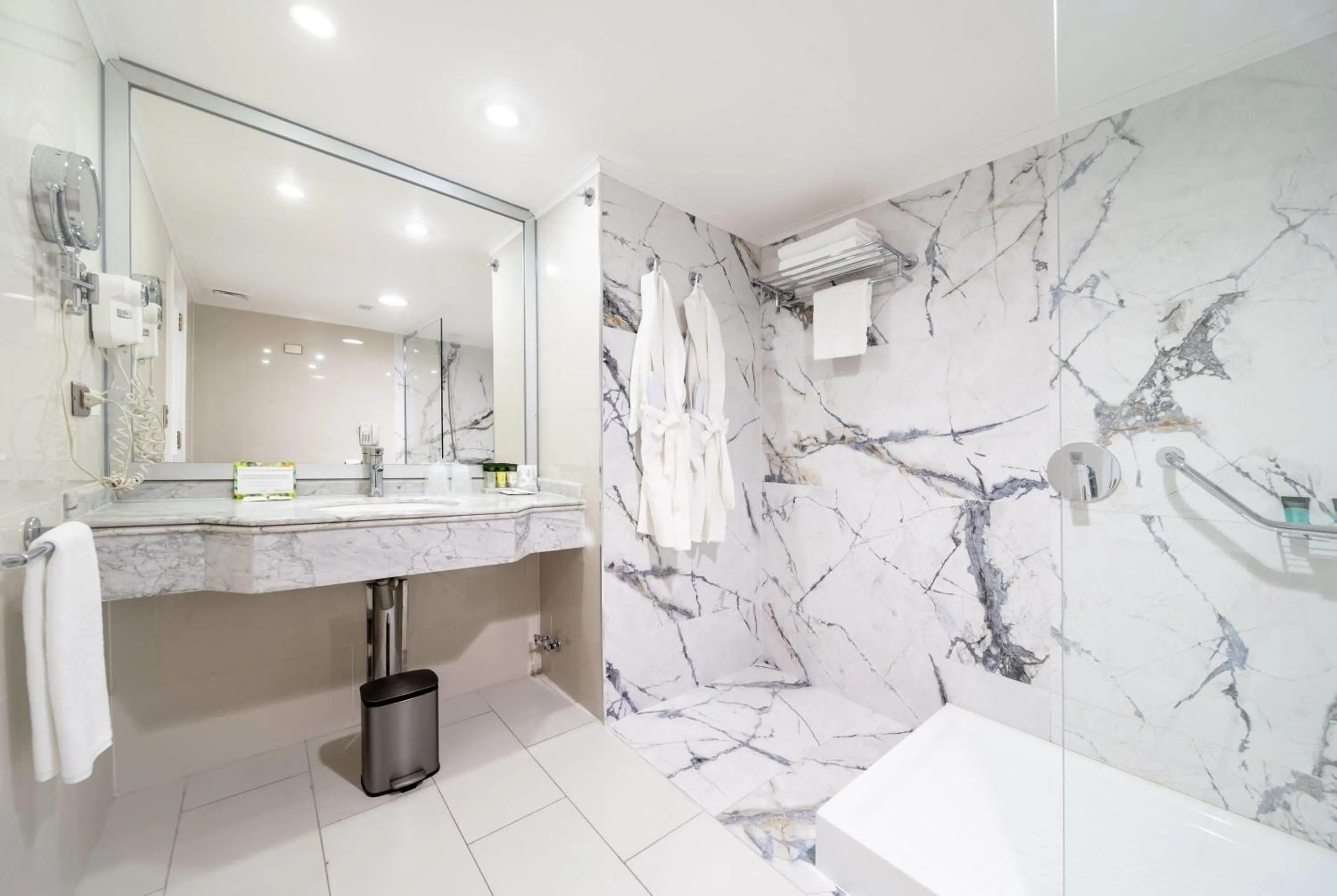 Bathroom in Wyndham Garden Santiago Kennedy