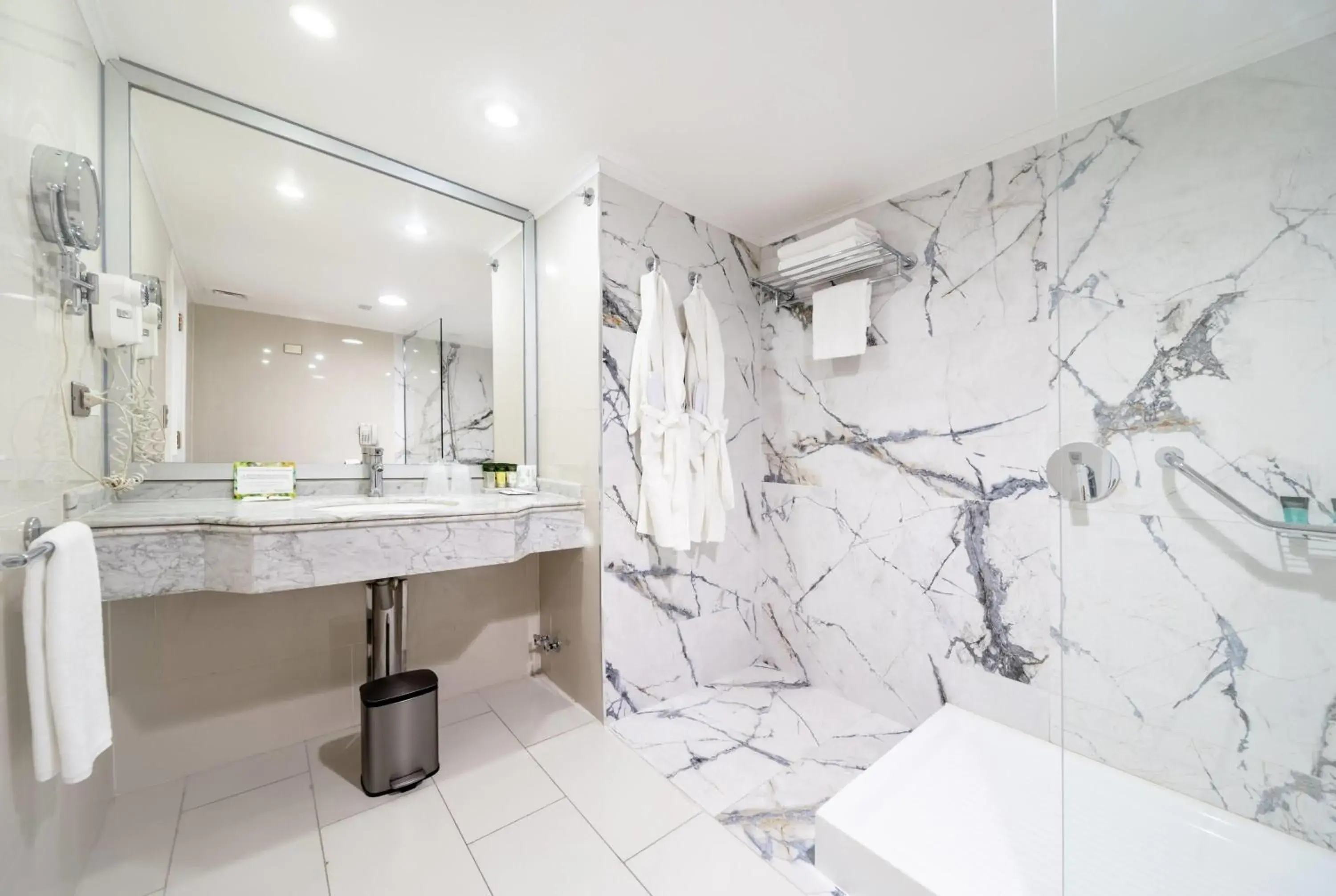 Bathroom in Wyndham Garden Santiago Kennedy Bathroom in Wyndham Garden Santiago Kennedy