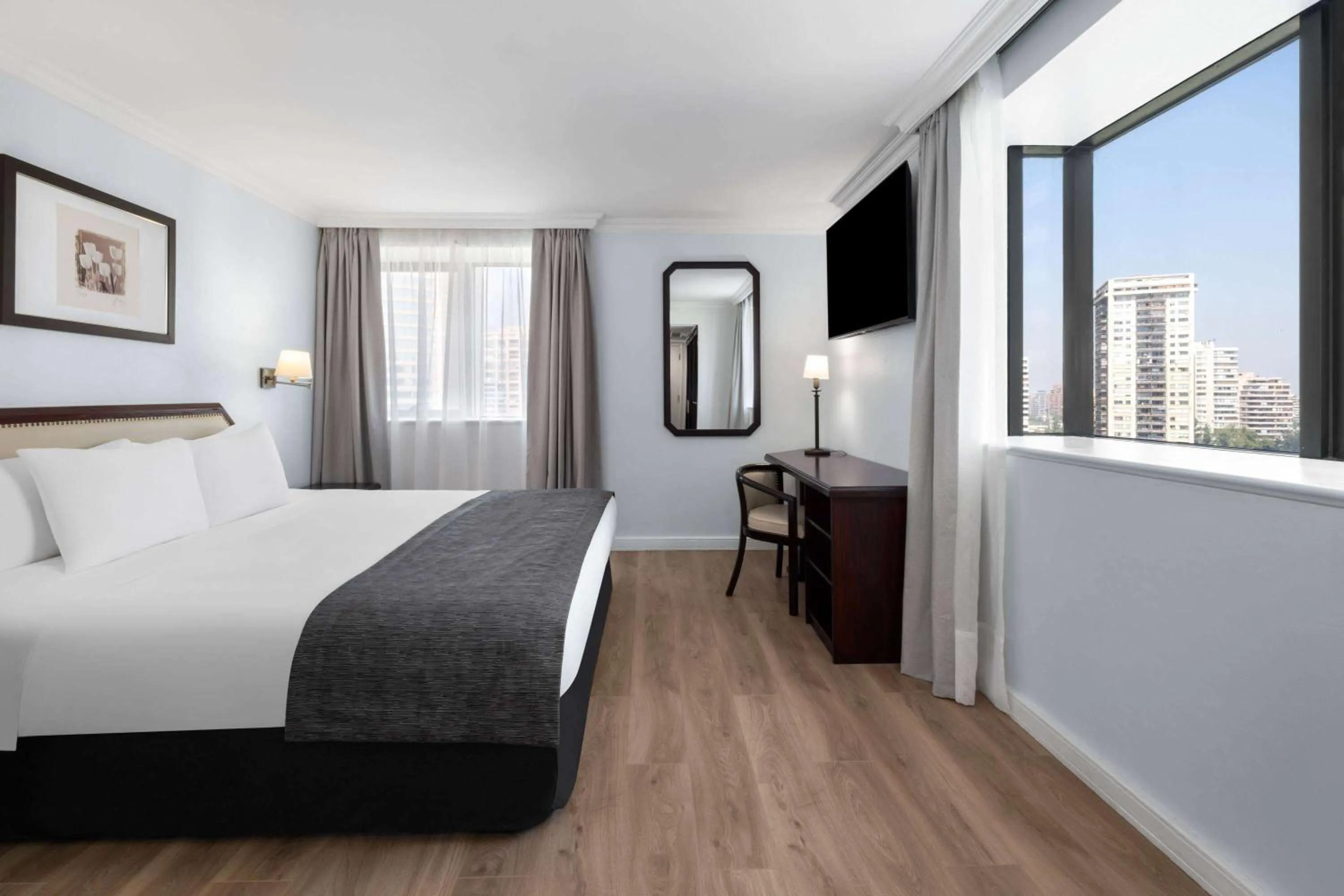 Photo of the whole room, Bed in Wyndham Garden Santiago Kennedy